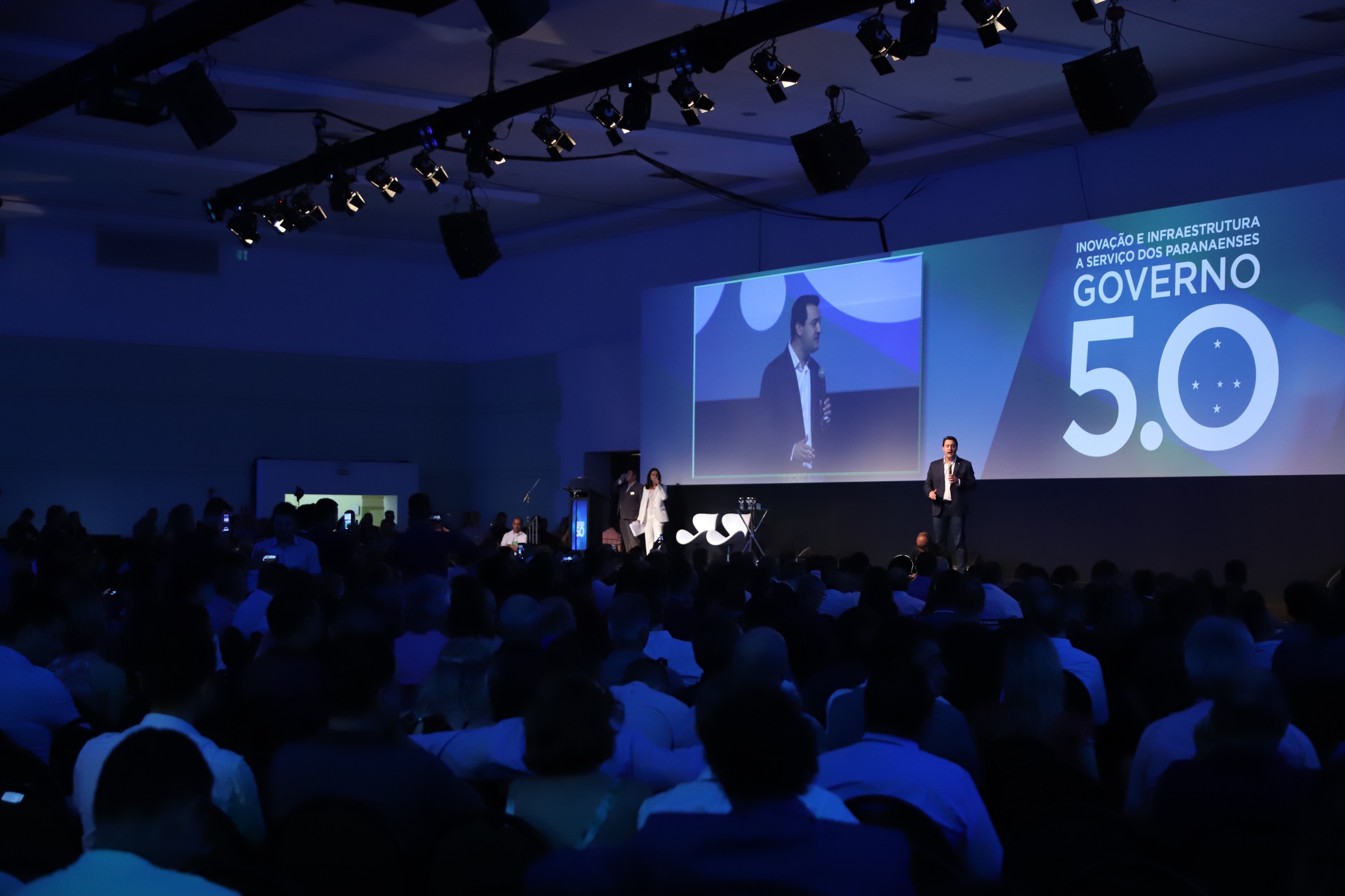 O governador Carlos Massa Ratinho Junior disse nesta quinta-feira (31), na abertura do encontro Governo 5.0, em Foz do Iguaçu, que o planejamento do Estado para os próximos anos será feito a muitas mãos, em parceria com os municípios, e que a inovação, o Novo Pensar e Novo Fazer, deve estar a serviço de todos os paranaenses. Ratinho Junior também assinou um pacote de investimentos de R$ 351 milhões nos municípios para os próximos anos. Foto: José Fernando Ogura/AEN