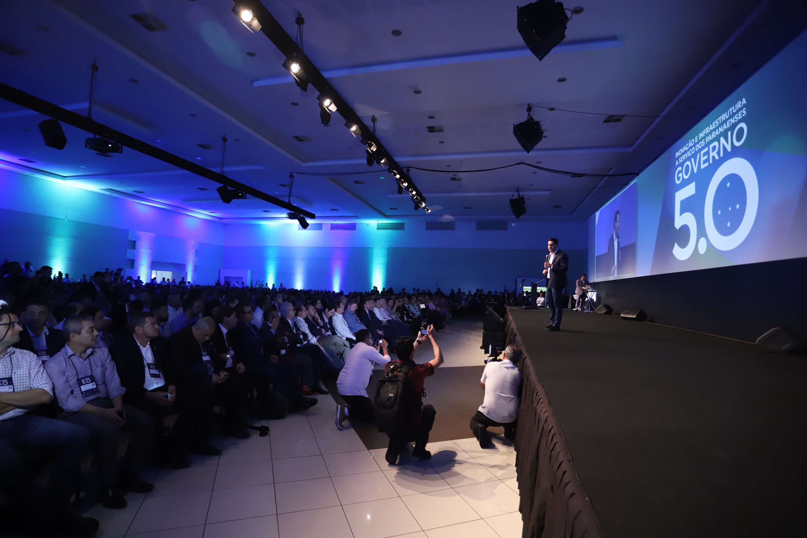 O governador Carlos Massa Ratinho Junior disse nesta quinta-feira (31), na abertura do encontro Governo 5.0, em Foz do Iguaçu, que o planejamento do Estado para os próximos anos será feito a muitas mãos, em parceria com os municípios, e que a inovação, o Novo Pensar e Novo Fazer, deve estar a serviço de todos os paranaenses. Ratinho Junior também assinou um pacote de investimentos de R$ 351 milhões nos municípios para os próximos anos. Foto: José Fernando Ogura/AEN