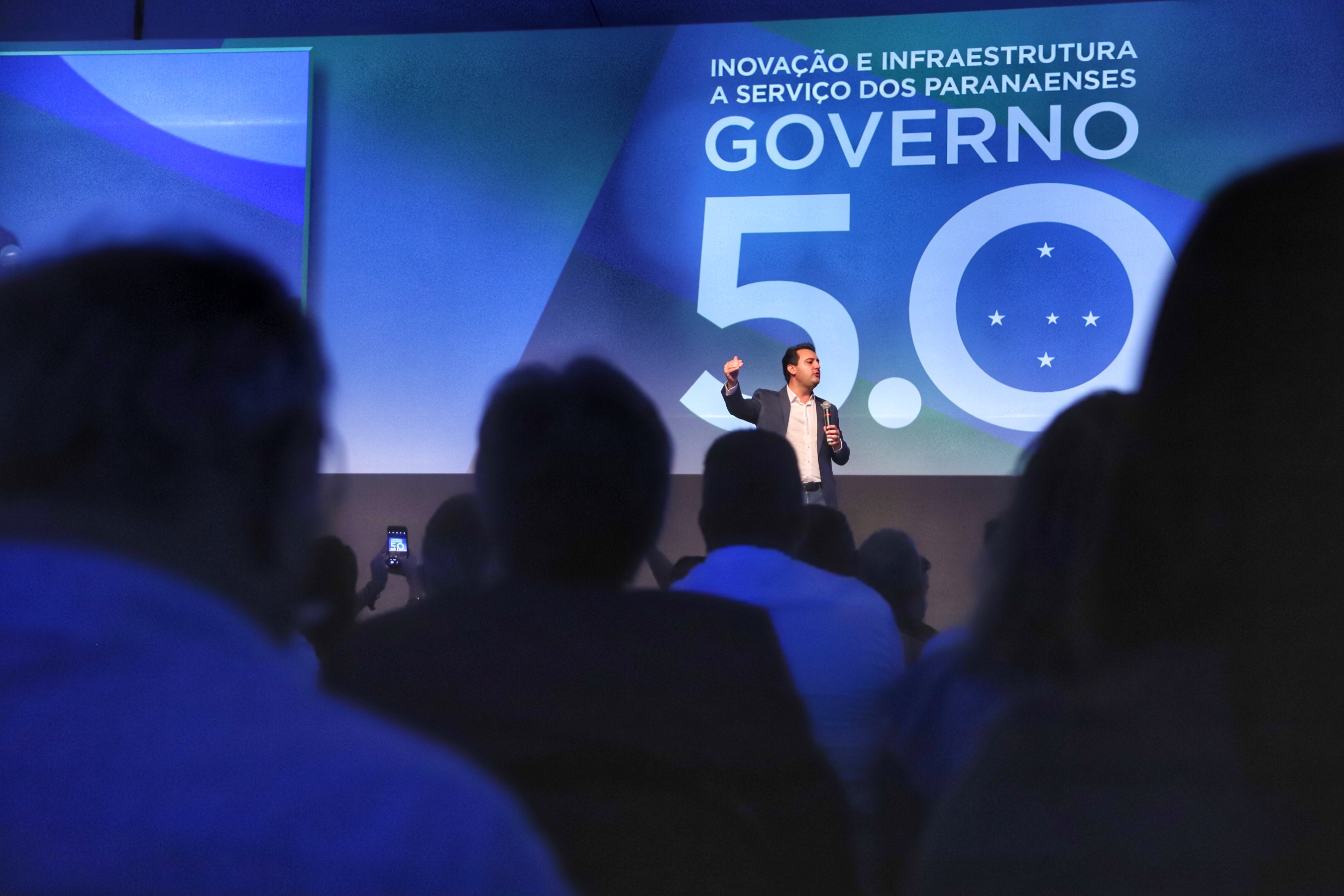 O governador Carlos Massa Ratinho Junior disse nesta quinta-feira (31), na abertura do encontro Governo 5.0, em Foz do Iguaçu, que o planejamento do Estado para os próximos anos será feito a muitas mãos, em parceria com os municípios, e que a inovação, o Novo Pensar e Novo Fazer, deve estar a serviço de todos os paranaenses. Ratinho Junior também assinou um pacote de investimentos de R$ 351 milhões nos municípios para os próximos anos. Foto: José Fernando Ogura/AEN