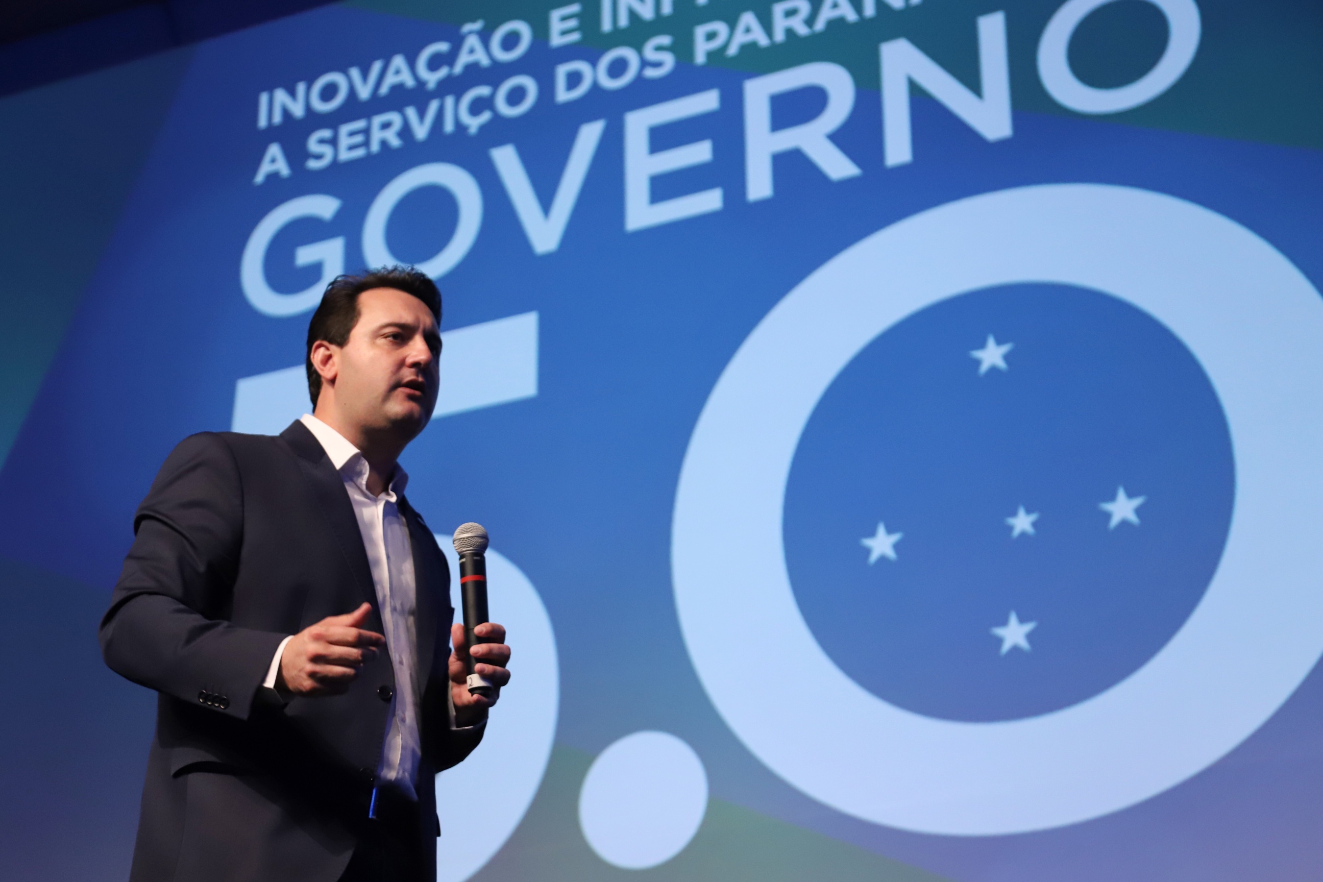 O governador Carlos Massa Ratinho Junior disse nesta quinta-feira (31), na abertura do encontro Governo 5.0, em Foz do Iguaçu, que o planejamento do Estado para os próximos anos será feito a muitas mãos, em parceria com os municípios, e que a inovação, o Novo Pensar e Novo Fazer, deve estar a serviço de todos os paranaenses. Ratinho Junior também assinou um pacote de investimentos de R$ 351 milhões nos municípios para os próximos anos. Foto: José Fernando Ogura/AEN