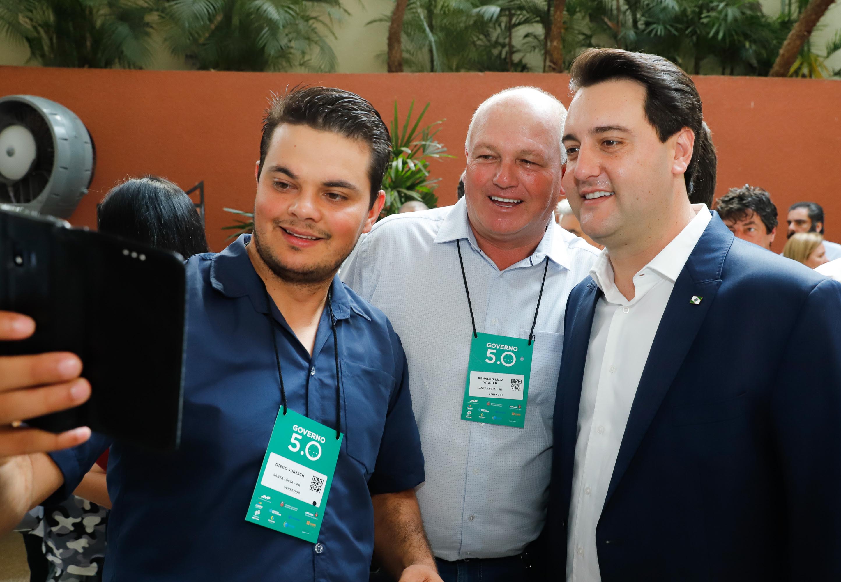 O governador Carlos Massa Ratinho Junior disse nesta quinta-feira (31), na abertura do encontro Governo 5.0, em Foz do Iguaçu, que o planejamento do Estado para os próximos anos será feito a muitas mãos, em parceria com os municípios, e que a inovação, o Novo Pensar e Novo Fazer, deve estar a serviço de todos os paranaenses. Ratinho Junior também assinou um pacote de investimentos de R$ 351 milhões nos municípios para os próximos anos.
