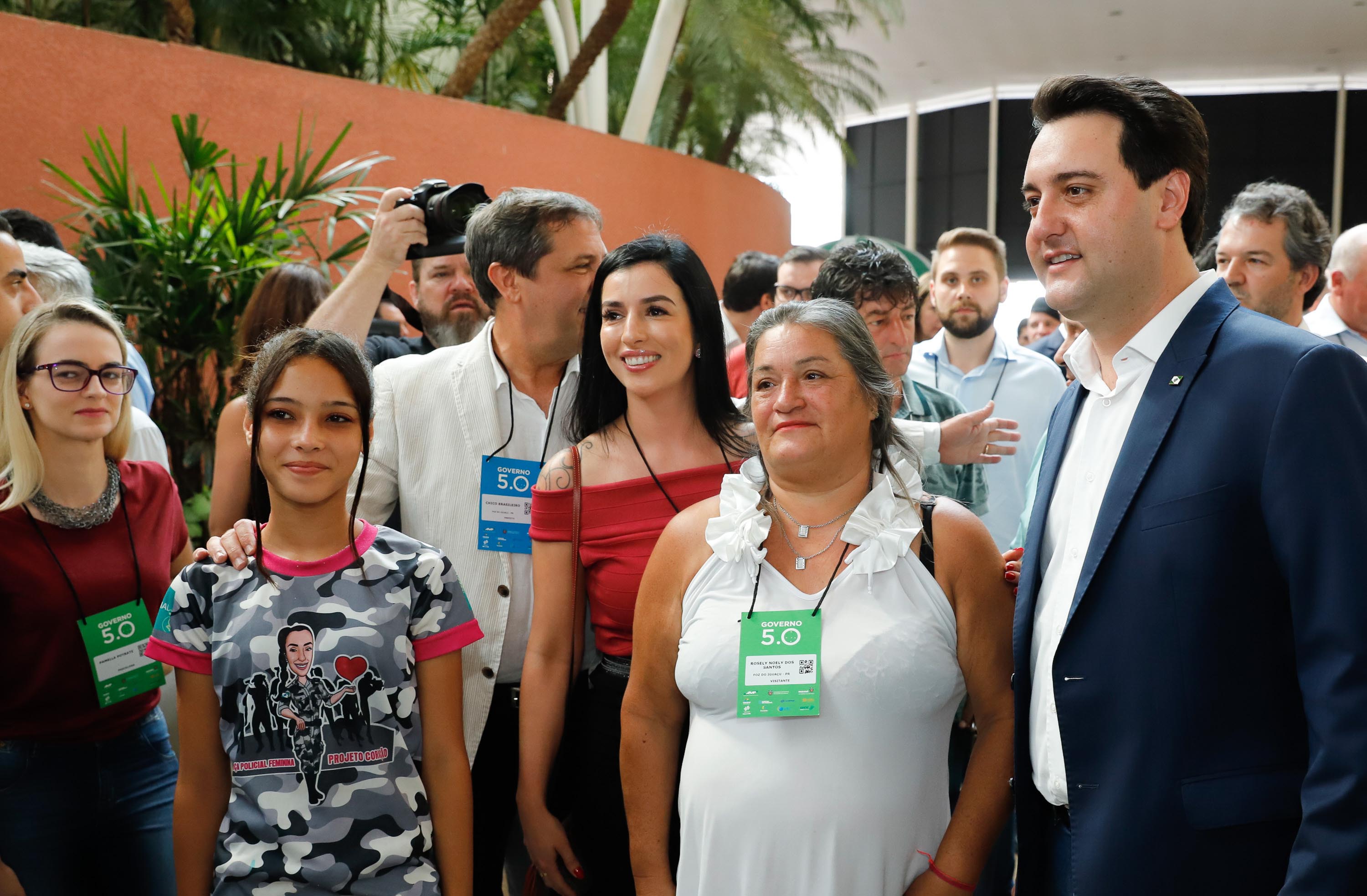 O governador Carlos Massa Ratinho Junior disse nesta quinta-feira (31), na abertura do encontro Governo 5.0, em Foz do Iguaçu, que o planejamento do Estado para os próximos anos será feito a muitas mãos, em parceria com os municípios, e que a inovação, o Novo Pensar e Novo Fazer, deve estar a serviço de todos os paranaenses. Ratinho Junior também assinou um pacote de investimentos de R$ 351 milhões nos municípios para os próximos anos.