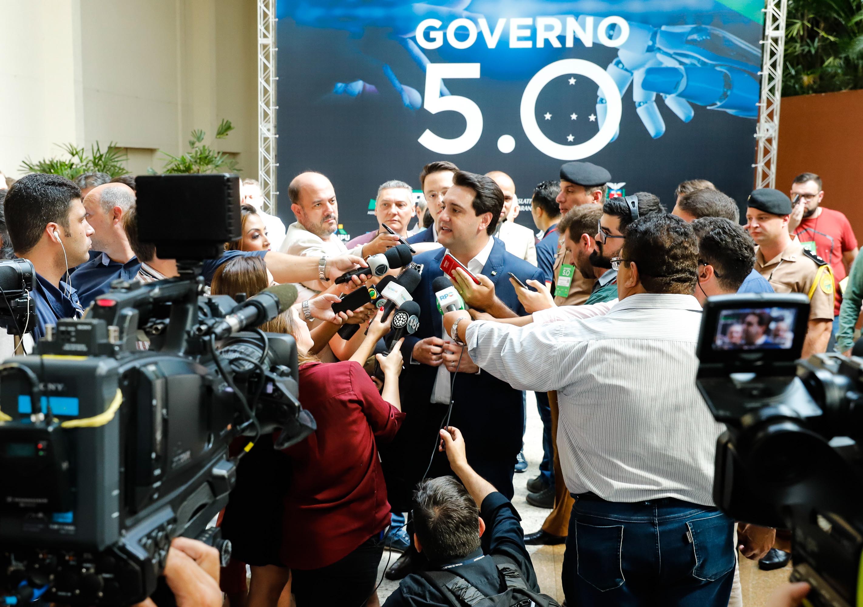 O governador Carlos Massa Ratinho Junior disse nesta quinta-feira (31), na abertura do encontro Governo 5.0, em Foz do Iguaçu, que o planejamento do Estado para os próximos anos será feito a muitas mãos, em parceria com os municípios, e que a inovação, o Novo Pensar e Novo Fazer, deve estar a serviço de todos os paranaenses. Ratinho Junior também assinou um pacote de investimentos de R$ 351 milhões nos municípios para os próximos anos.