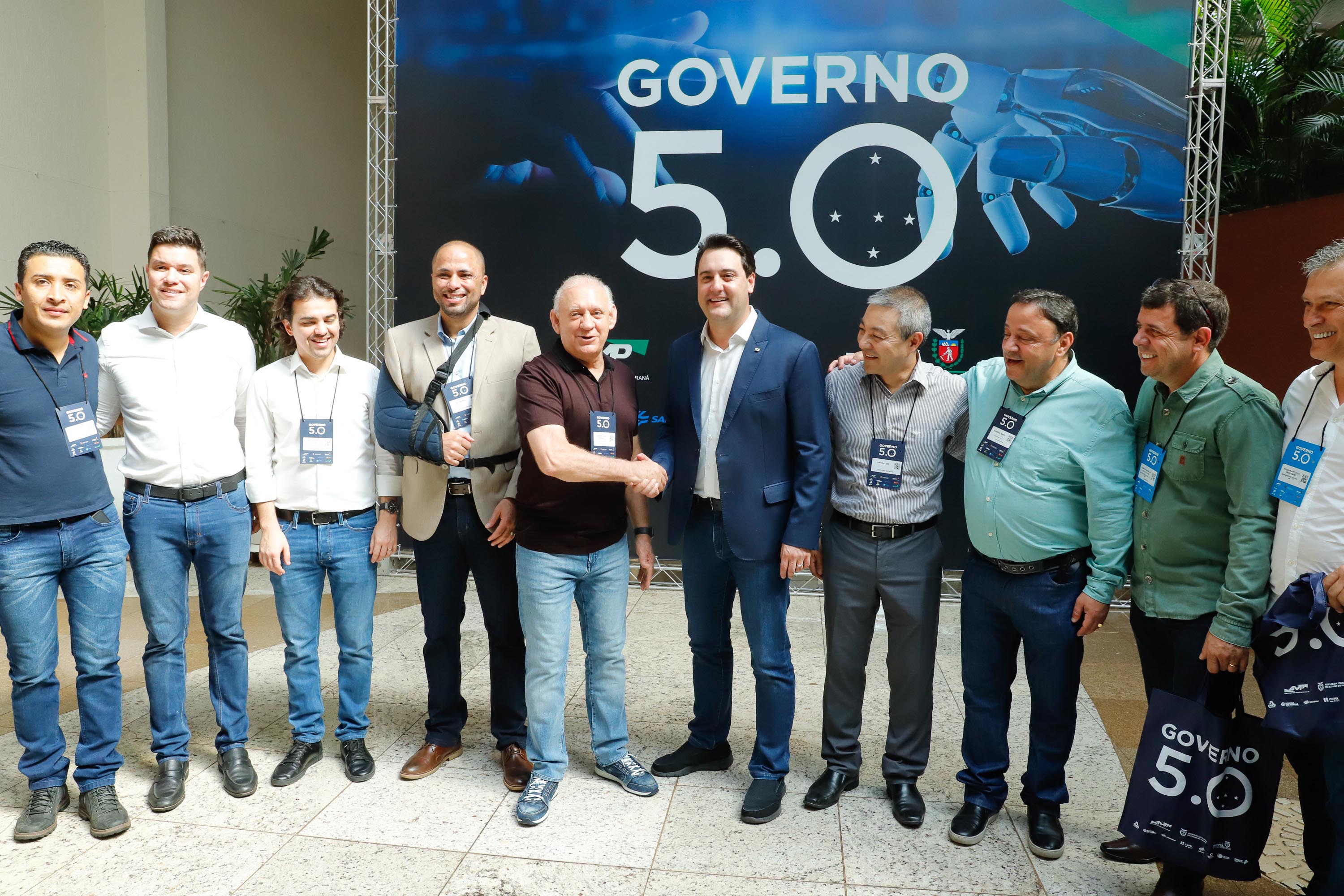 O governador Carlos Massa Ratinho Junior disse nesta quinta-feira (31), na abertura do encontro Governo 5.0, em Foz do Iguaçu, que o planejamento do Estado para os próximos anos será feito a muitas mãos, em parceria com os municípios, e que a inovação, o Novo Pensar e Novo Fazer, deve estar a serviço de todos os paranaenses. Ratinho Junior também assinou um pacote de investimentos de R$ 351 milhões nos municípios para os próximos anos.