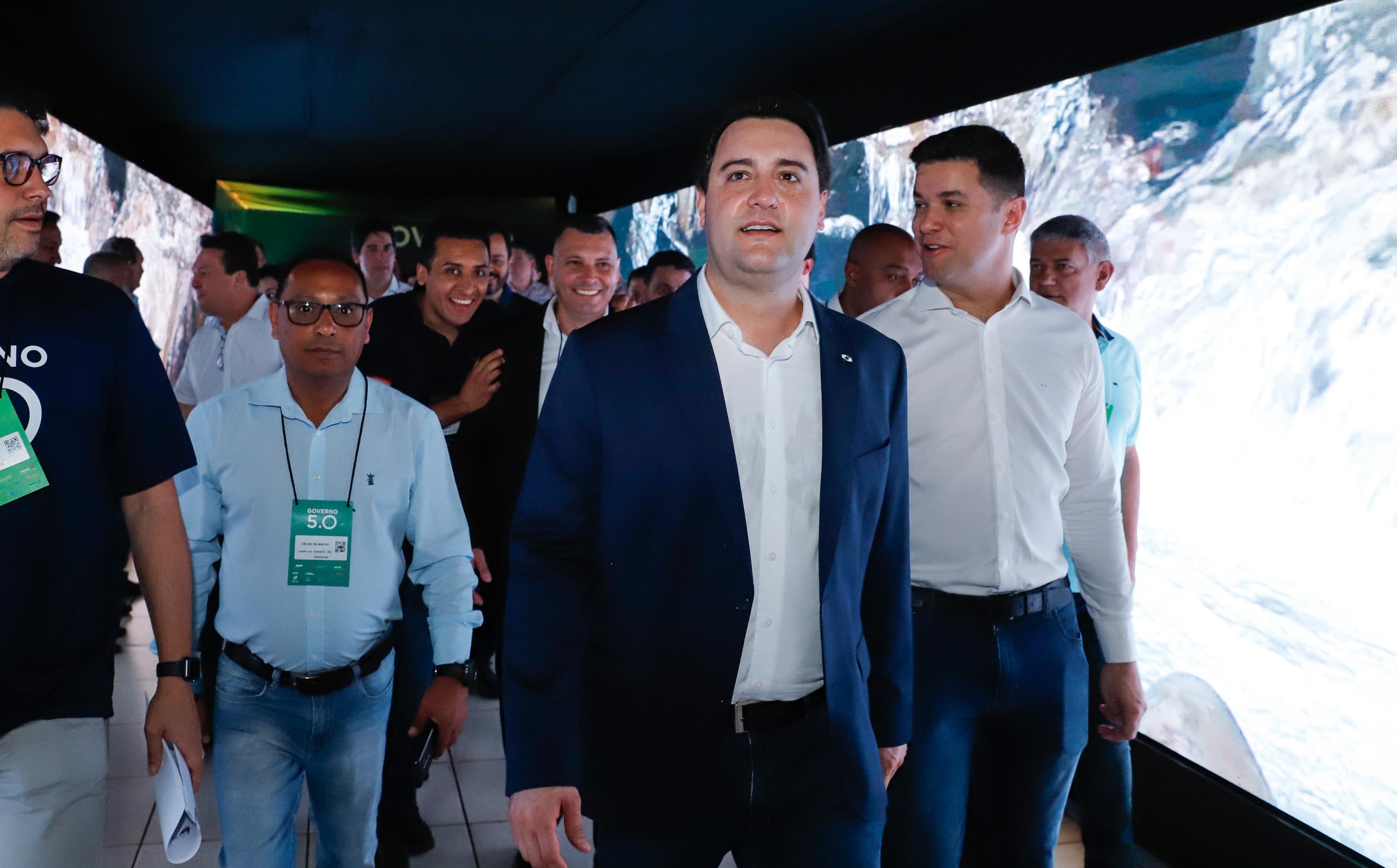 O governador Carlos Massa Ratinho Junior disse nesta quinta-feira (31), na abertura do encontro Governo 5.0, em Foz do Iguaçu, que o planejamento do Estado para os próximos anos será feito a muitas mãos, em parceria com os municípios, e que a inovação, o Novo Pensar e Novo Fazer, deve estar a serviço de todos os paranaenses. Ratinho Junior também assinou um pacote de investimentos de R$ 351 milhões nos municípios para os próximos anos.