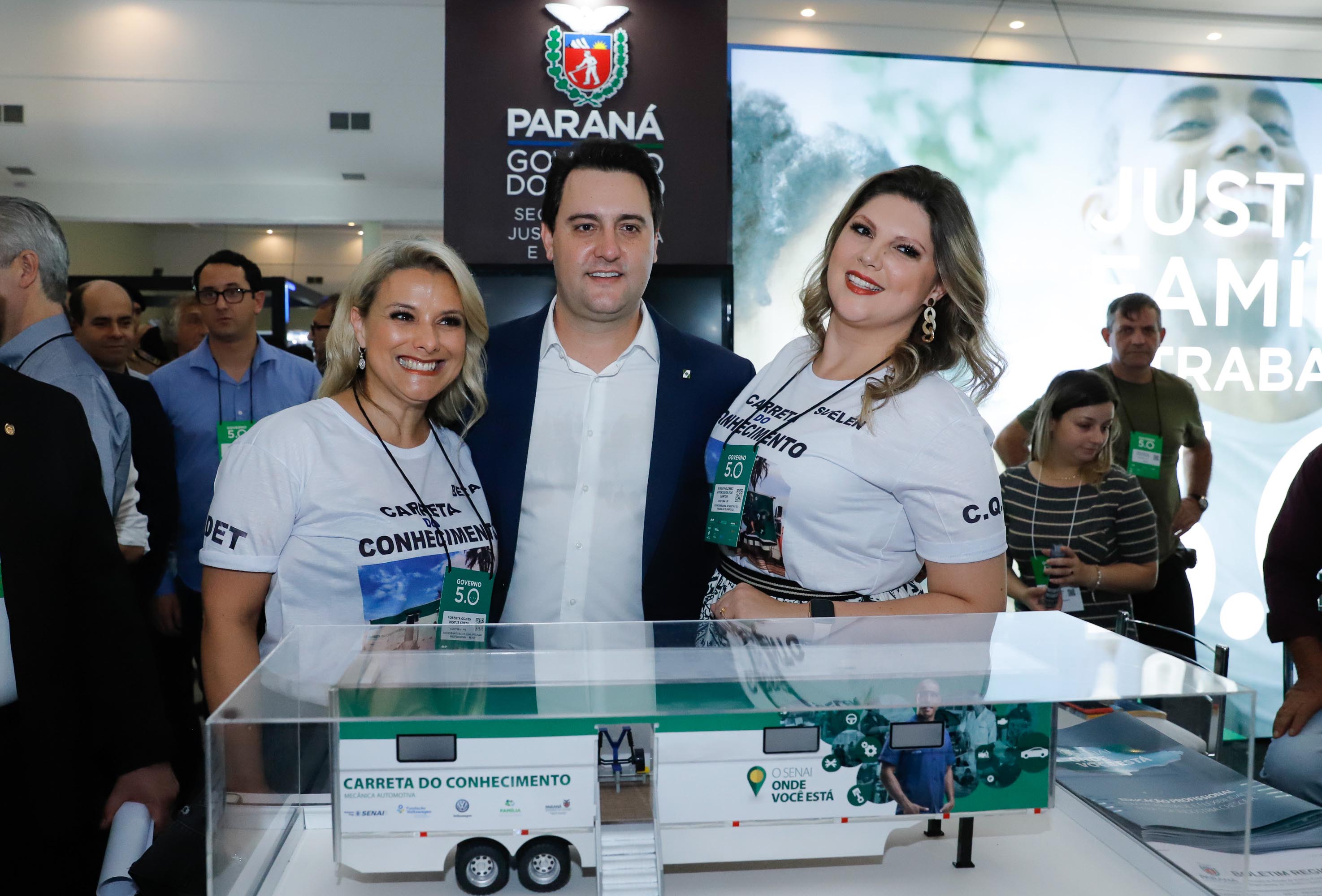 O governador Carlos Massa Ratinho Junior disse nesta quinta-feira (31), na abertura do encontro Governo 5.0, em Foz do Iguaçu, que o planejamento do Estado para os próximos anos será feito a muitas mãos, em parceria com os municípios, e que a inovação, o Novo Pensar e Novo Fazer, deve estar a serviço de todos os paranaenses. Ratinho Junior também assinou um pacote de investimentos de R$ 351 milhões nos municípios para os próximos anos.