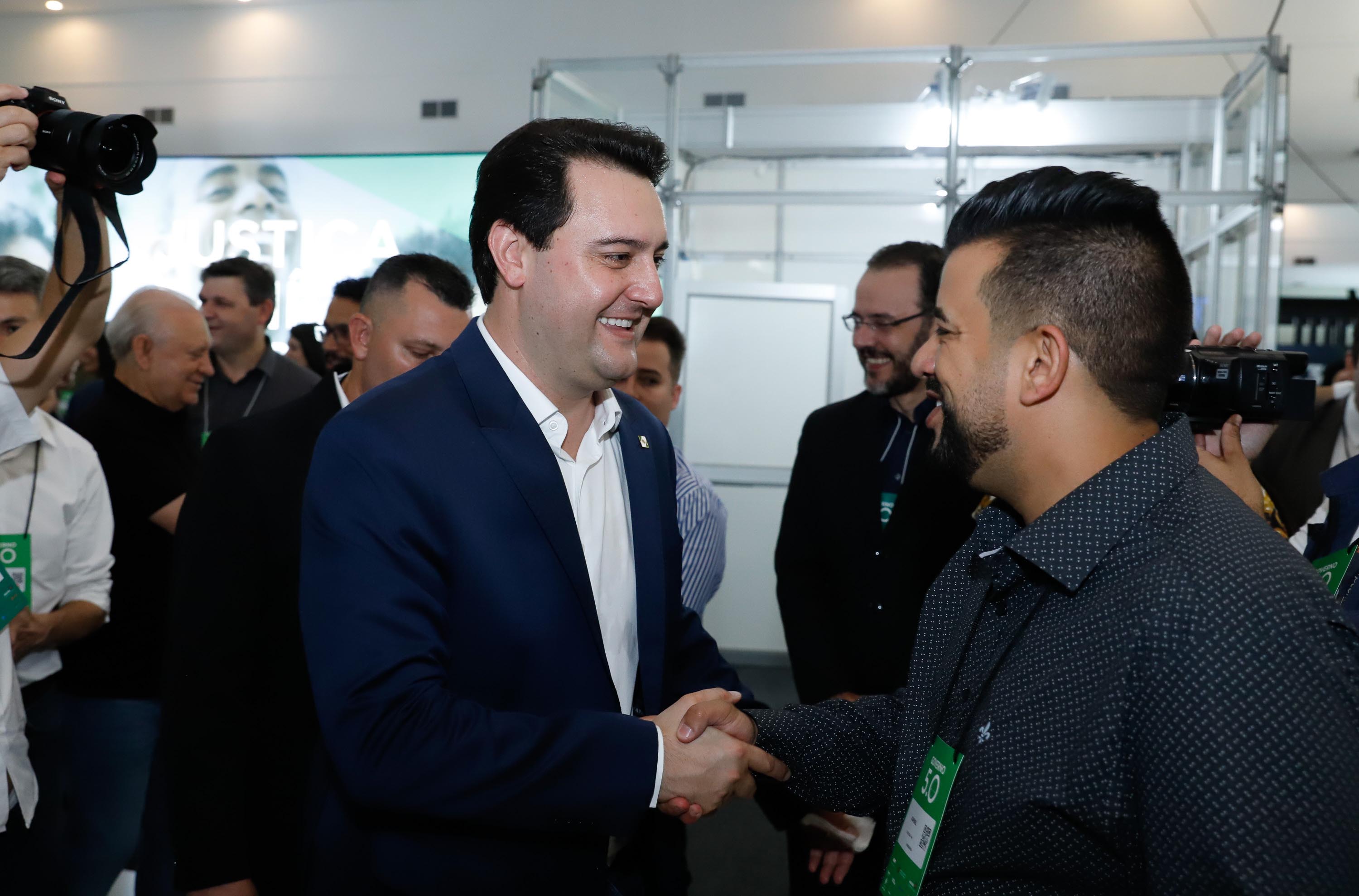 O governador Carlos Massa Ratinho Junior disse nesta quinta-feira (31), na abertura do encontro Governo 5.0, em Foz do Iguaçu, que o planejamento do Estado para os próximos anos será feito a muitas mãos, em parceria com os municípios, e que a inovação, o Novo Pensar e Novo Fazer, deve estar a serviço de todos os paranaenses. Ratinho Junior também assinou um pacote de investimentos de R$ 351 milhões nos municípios para os próximos anos.