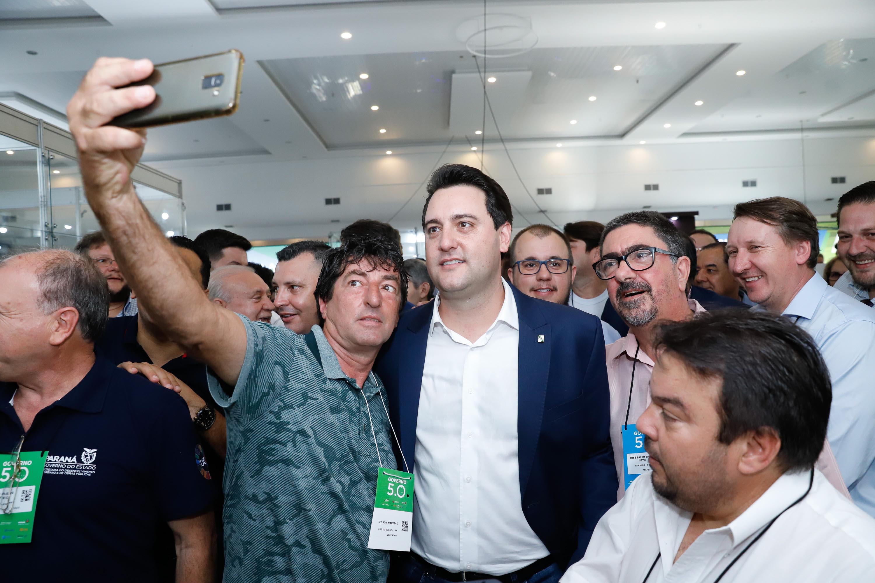 O governador Carlos Massa Ratinho Junior disse nesta quinta-feira (31), na abertura do encontro Governo 5.0, em Foz do Iguaçu, que o planejamento do Estado para os próximos anos será feito a muitas mãos, em parceria com os municípios, e que a inovação, o Novo Pensar e Novo Fazer, deve estar a serviço de todos os paranaenses. Ratinho Junior também assinou um pacote de investimentos de R$ 351 milhões nos municípios para os próximos anos.