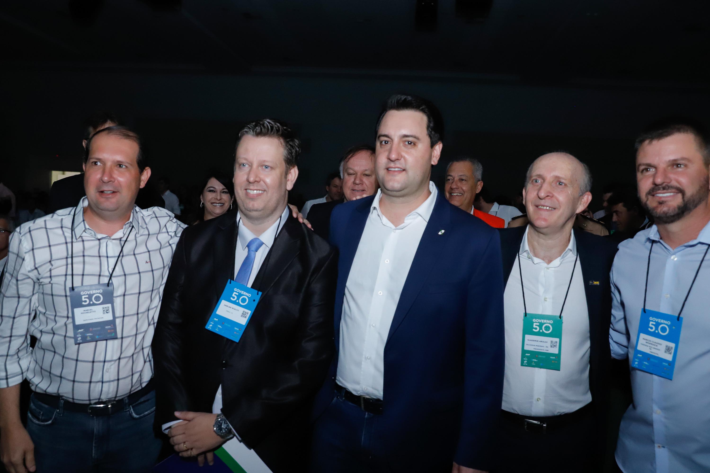 O governador Carlos Massa Ratinho Junior disse nesta quinta-feira (31), na abertura do encontro Governo 5.0, em Foz do Iguaçu, que o planejamento do Estado para os próximos anos será feito a muitas mãos, em parceria com os municípios, e que a inovação, o Novo Pensar e Novo Fazer, deve estar a serviço de todos os paranaenses. Ratinho Junior também assinou um pacote de investimentos de R$ 351 milhões nos municípios para os próximos anos.