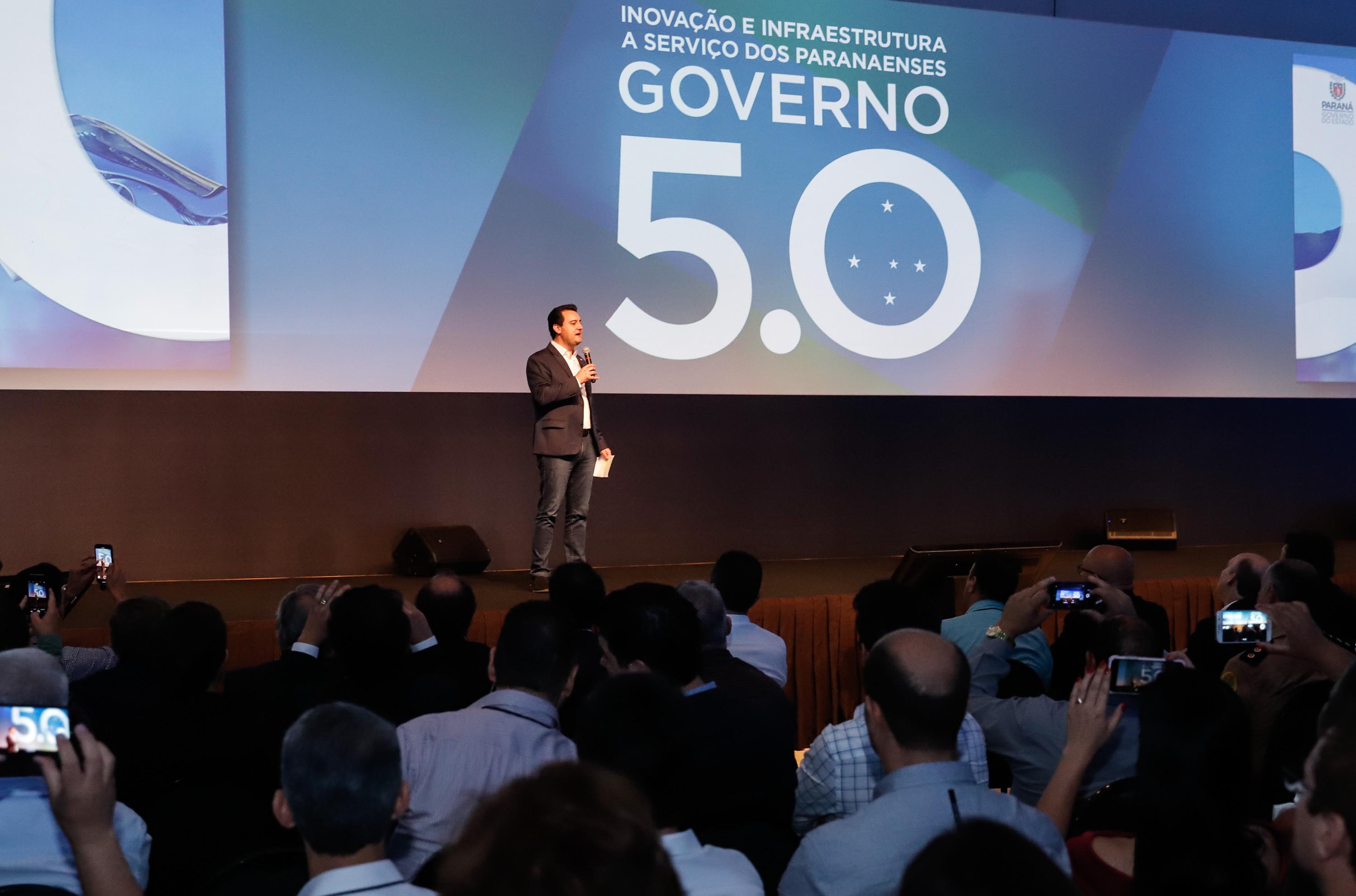 O governador Carlos Massa Ratinho Junior disse nesta quinta-feira (31), na abertura do encontro Governo 5.0, em Foz do Iguaçu, que o planejamento do Estado para os próximos anos será feito a muitas mãos, em parceria com os municípios, e que a inovação, o Novo Pensar e Novo Fazer, deve estar a serviço de todos os paranaenses. Ratinho Junior também assinou um pacote de investimentos de R$ 351 milhões nos municípios para os próximos anos.