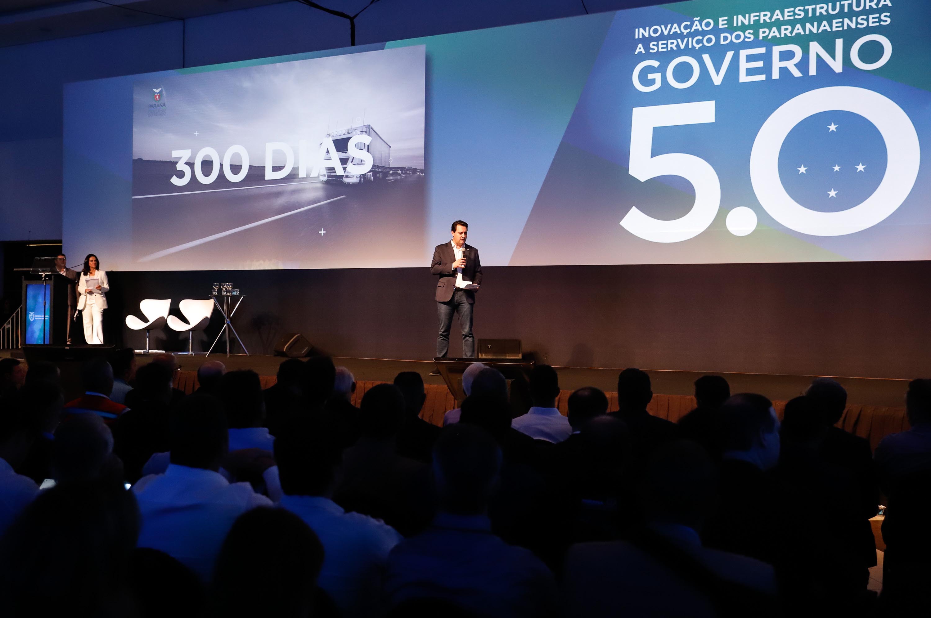 O governador Carlos Massa Ratinho Junior disse nesta quinta-feira (31), na abertura do encontro Governo 5.0, em Foz do Iguaçu, que o planejamento do Estado para os próximos anos será feito a muitas mãos, em parceria com os municípios, e que a inovação, o Novo Pensar e Novo Fazer, deve estar a serviço de todos os paranaenses. Ratinho Junior também assinou um pacote de investimentos de R$ 351 milhões nos municípios para os próximos anos.