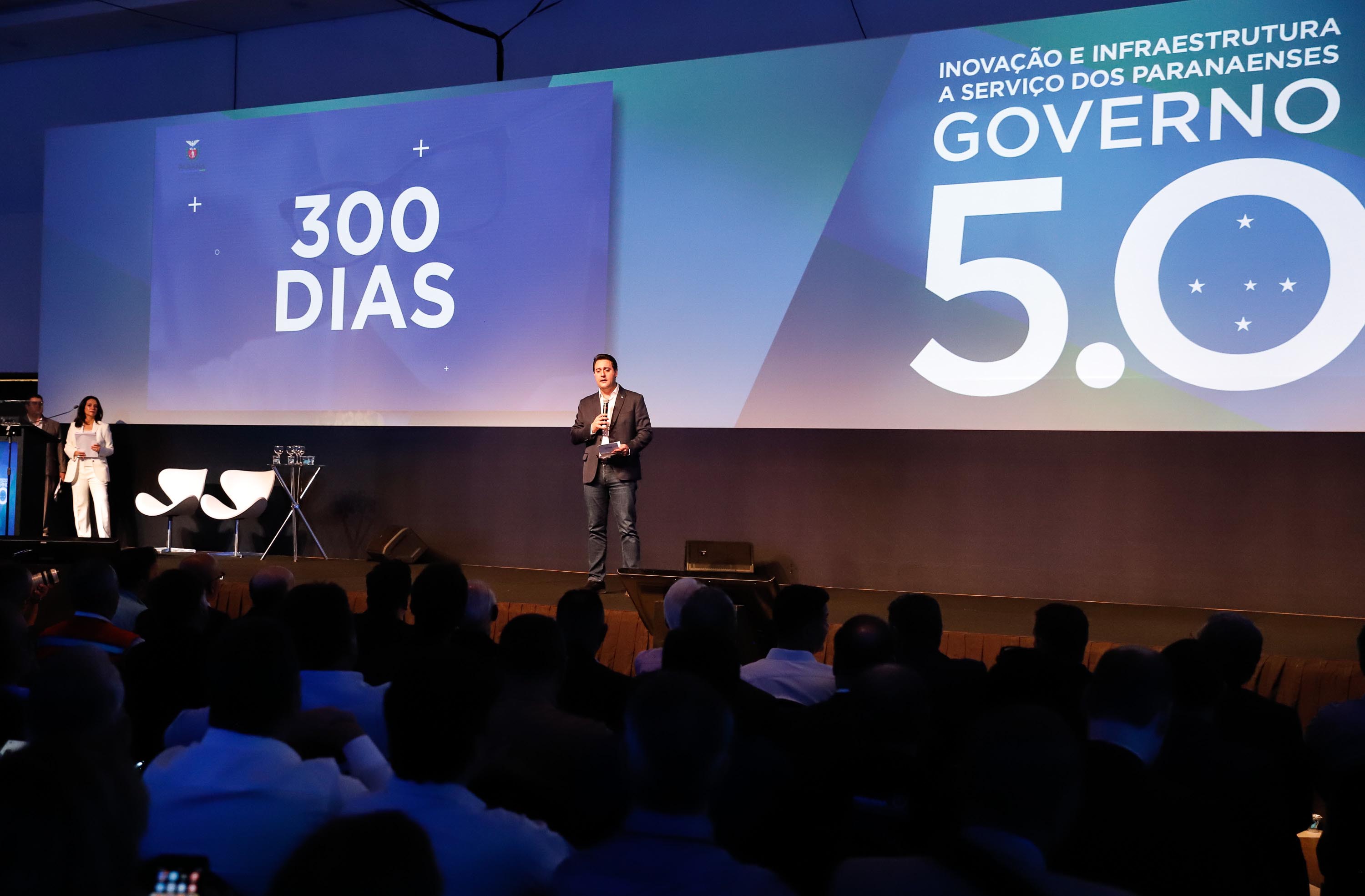 O governador Carlos Massa Ratinho Junior disse nesta quinta-feira (31), na abertura do encontro Governo 5.0, em Foz do Iguaçu, que o planejamento do Estado para os próximos anos será feito a muitas mãos, em parceria com os municípios, e que a inovação, o Novo Pensar e Novo Fazer, deve estar a serviço de todos os paranaenses. Ratinho Junior também assinou um pacote de investimentos de R$ 351 milhões nos municípios para os próximos anos.