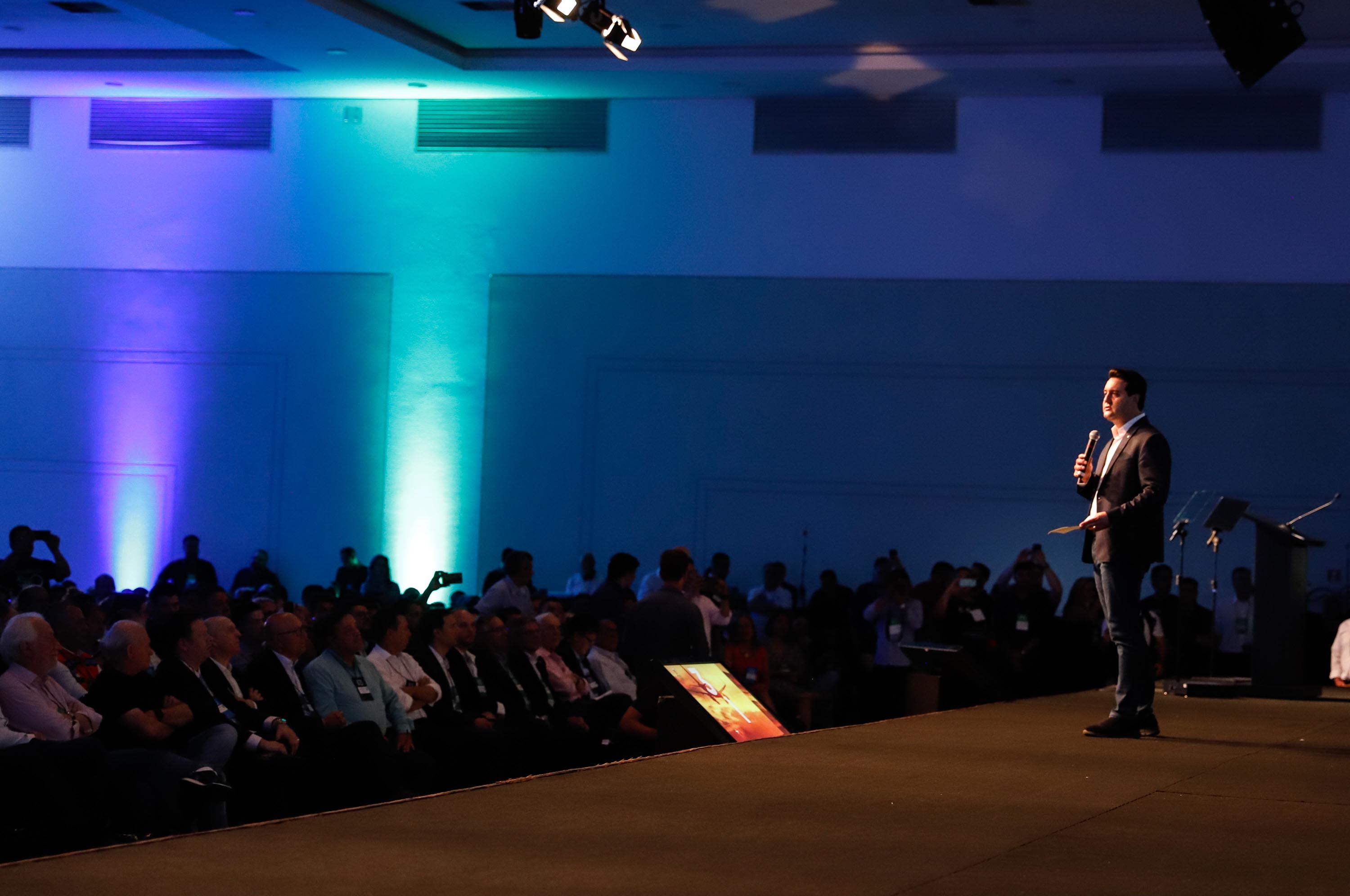 O governador Carlos Massa Ratinho Junior disse nesta quinta-feira (31), na abertura do encontro Governo 5.0, em Foz do Iguaçu, que o planejamento do Estado para os próximos anos será feito a muitas mãos, em parceria com os municípios, e que a inovação, o Novo Pensar e Novo Fazer, deve estar a serviço de todos os paranaenses. Ratinho Junior também assinou um pacote de investimentos de R$ 351 milhões nos municípios para os próximos anos.