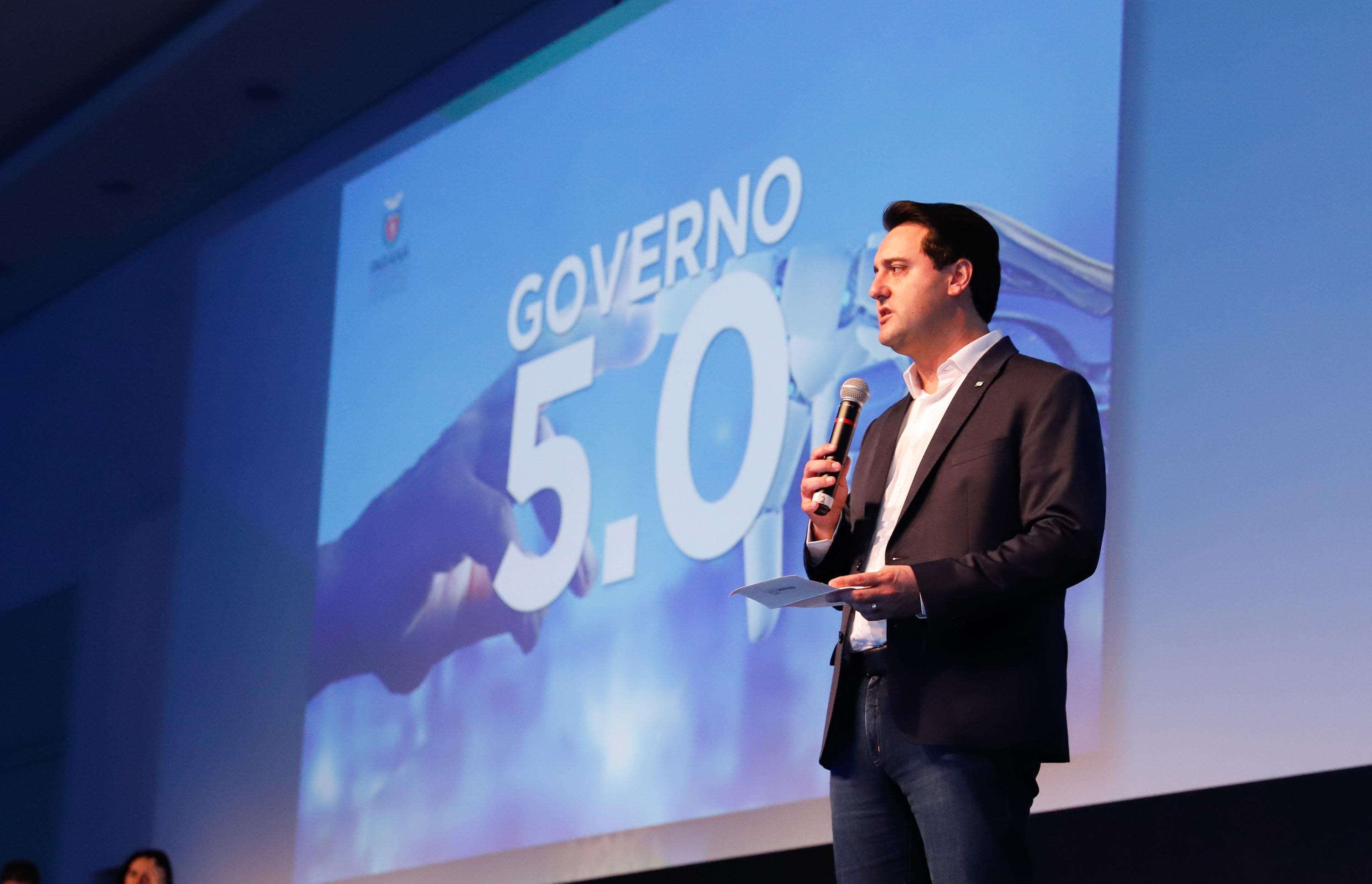 O governador Carlos Massa Ratinho Junior disse nesta quinta-feira (31), na abertura do encontro Governo 5.0, em Foz do Iguaçu, que o planejamento do Estado para os próximos anos será feito a muitas mãos, em parceria com os municípios, e que a inovação, o Novo Pensar e Novo Fazer, deve estar a serviço de todos os paranaenses. Ratinho Junior também assinou um pacote de investimentos de R$ 351 milhões nos municípios para os próximos anos.