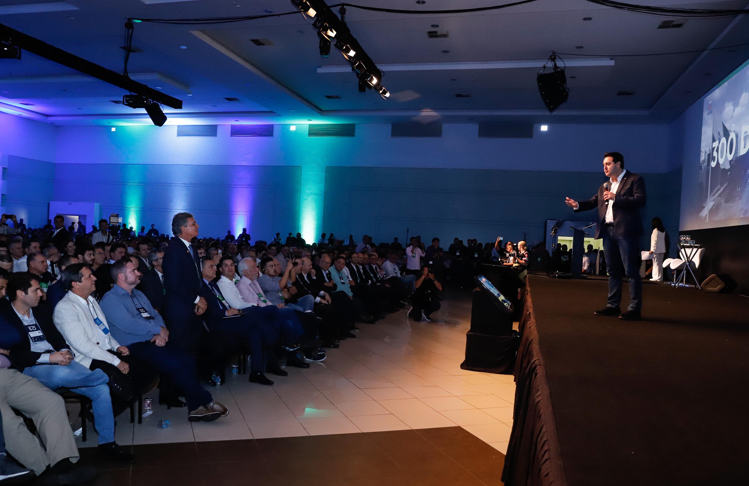 O governador Carlos Massa Ratinho Junior disse nesta quinta-feira (31), na abertura do encontro Governo 5.0, em Foz do Iguaçu, que o planejamento do Estado para os próximos anos será feito a muitas mãos, em parceria com os municípios, e que a inovação, o Novo Pensar e Novo Fazer, deve estar a serviço de todos os paranaenses. Ratinho Junior também assinou um pacote de investimentos de R$ 351 milhões nos municípios para os próximos anos.