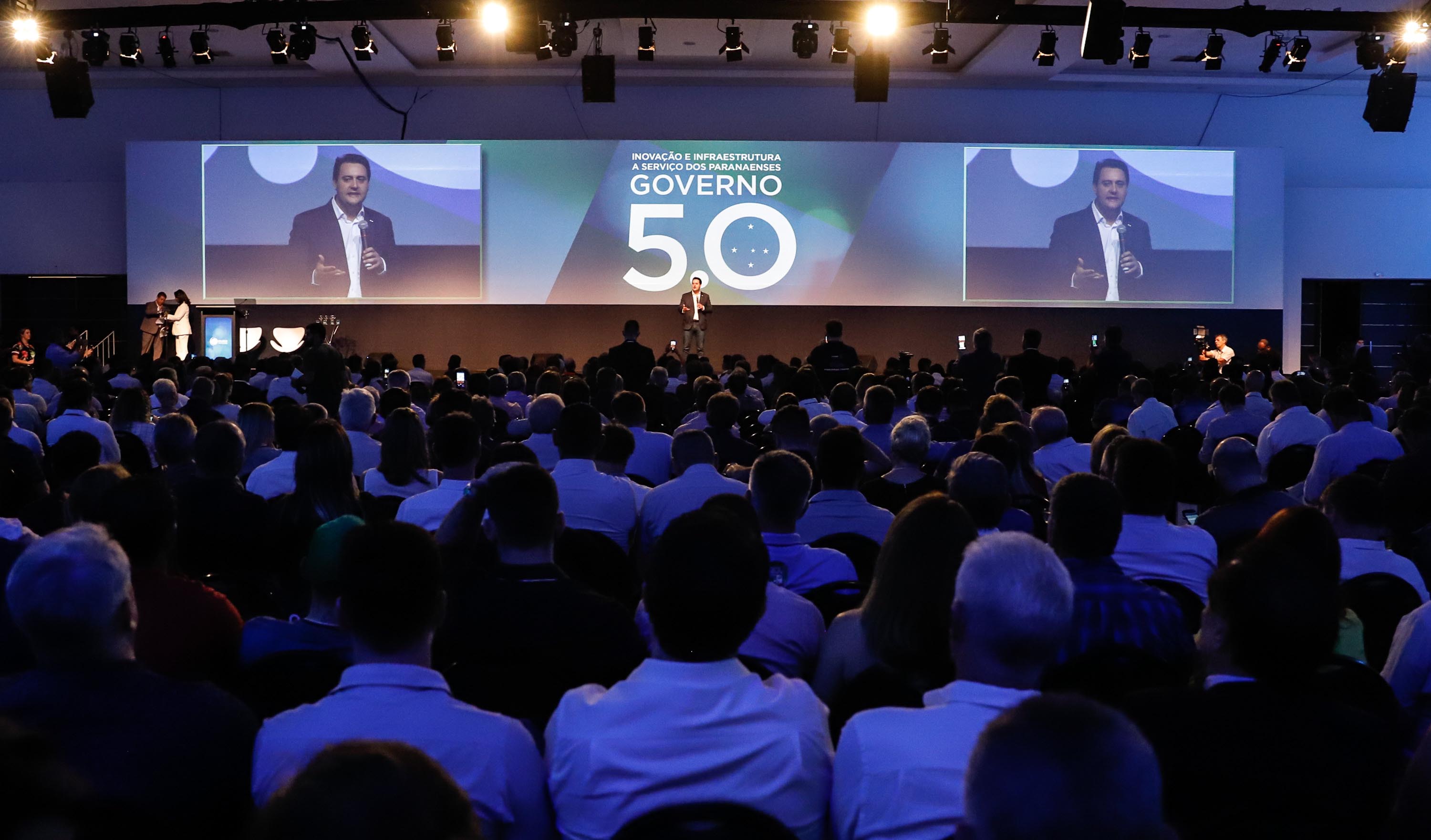O governador Carlos Massa Ratinho Junior disse nesta quinta-feira (31), na abertura do encontro Governo 5.0, em Foz do Iguaçu, que o planejamento do Estado para os próximos anos será feito a muitas mãos, em parceria com os municípios, e que a inovação, o Novo Pensar e Novo Fazer, deve estar a serviço de todos os paranaenses. Ratinho Junior também assinou um pacote de investimentos de R$ 351 milhões nos municípios para os próximos anos.
