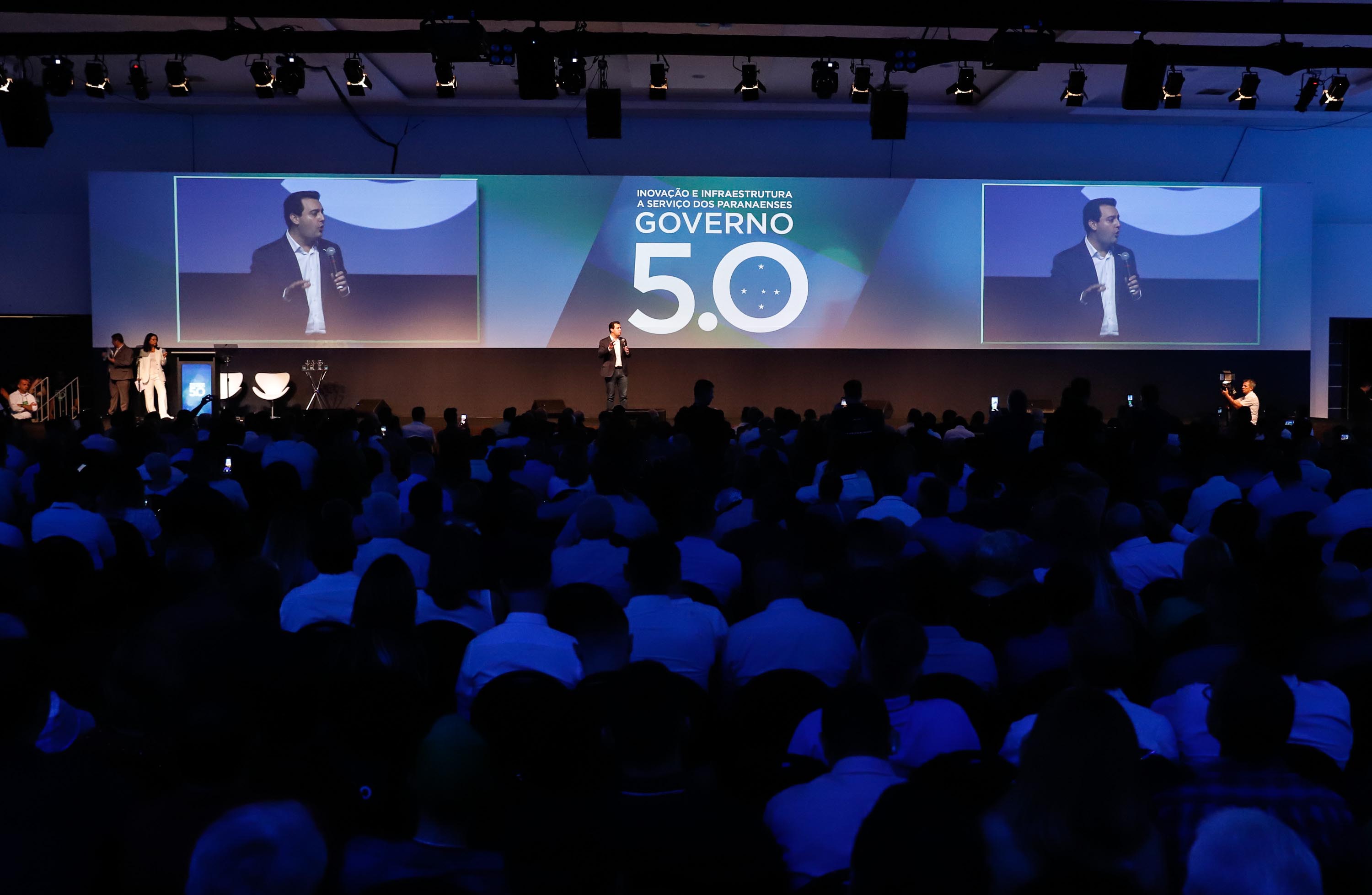 O governador Carlos Massa Ratinho Junior disse nesta quinta-feira (31), na abertura do encontro Governo 5.0, em Foz do Iguaçu, que o planejamento do Estado para os próximos anos será feito a muitas mãos, em parceria com os municípios, e que a inovação, o Novo Pensar e Novo Fazer, deve estar a serviço de todos os paranaenses. Ratinho Junior também assinou um pacote de investimentos de R$ 351 milhões nos municípios para os próximos anos.