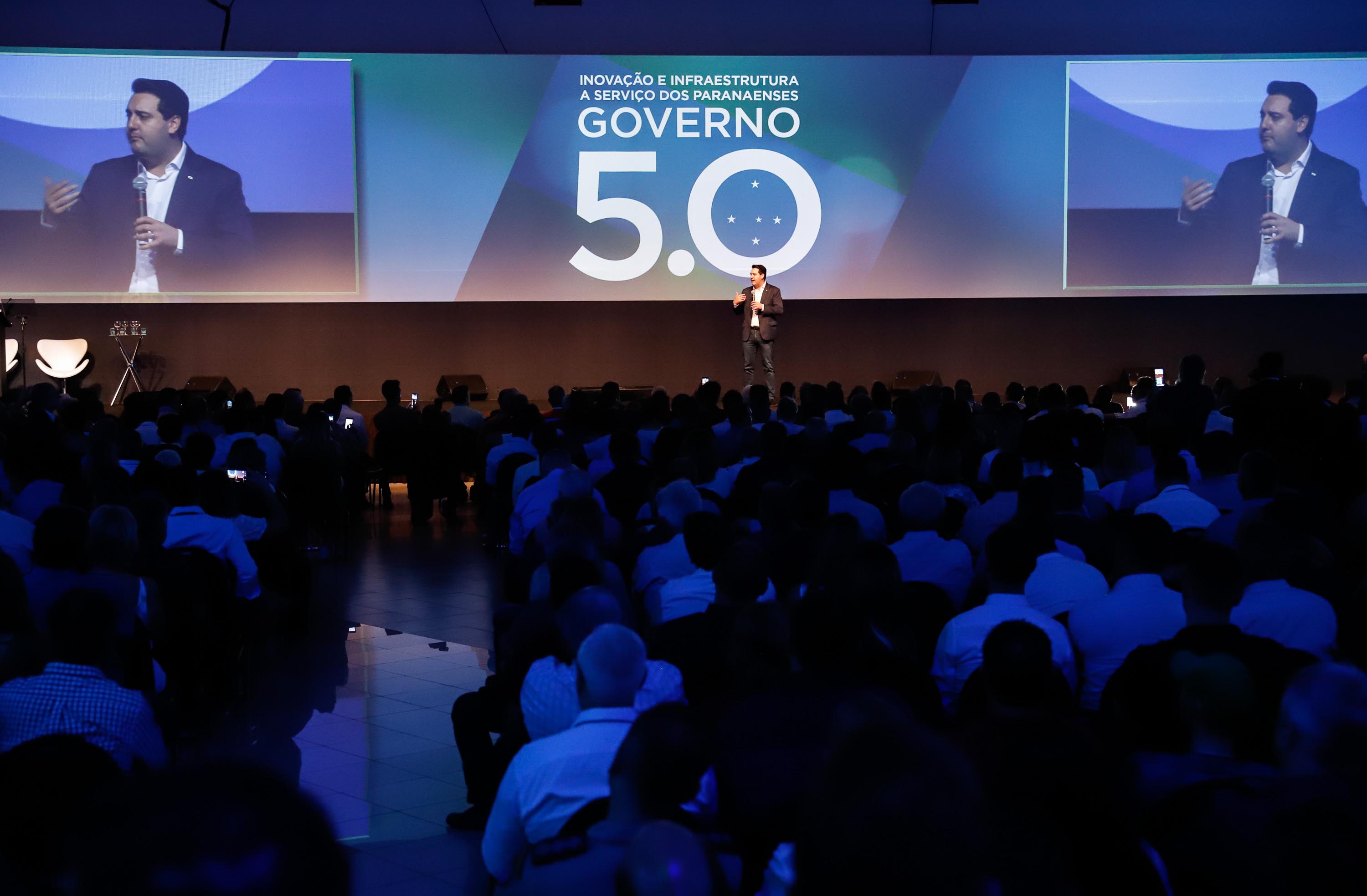 O governador Carlos Massa Ratinho Junior disse nesta quinta-feira (31), na abertura do encontro Governo 5.0, em Foz do Iguaçu, que o planejamento do Estado para os próximos anos será feito a muitas mãos, em parceria com os municípios, e que a inovação, o Novo Pensar e Novo Fazer, deve estar a serviço de todos os paranaenses. Ratinho Junior também assinou um pacote de investimentos de R$ 351 milhões nos municípios para os próximos anos.