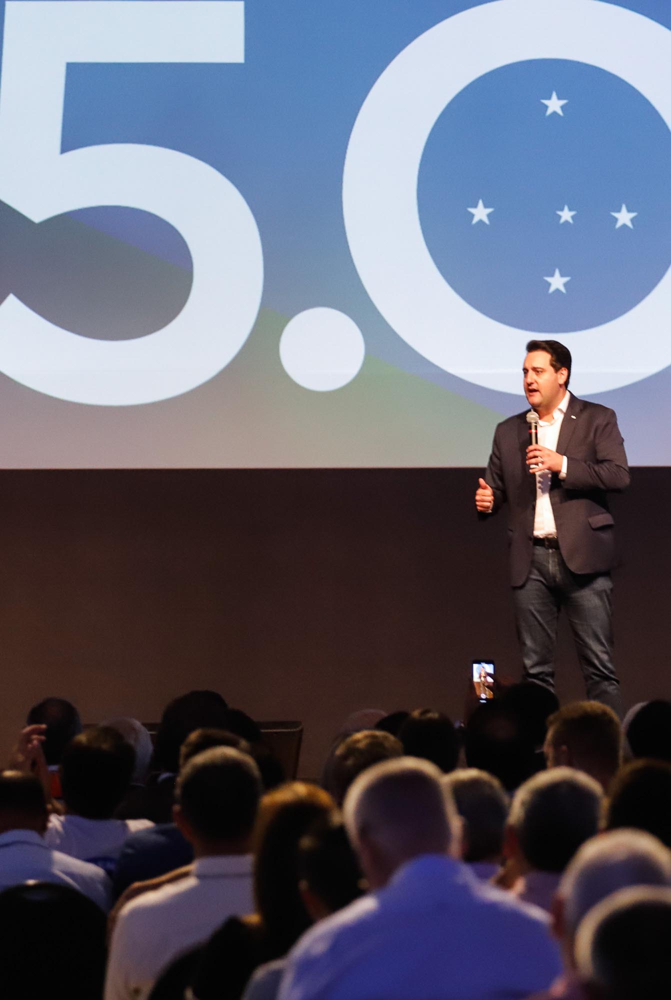 O governador Carlos Massa Ratinho Junior disse nesta quinta-feira (31), na abertura do encontro Governo 5.0, em Foz do Iguaçu, que o planejamento do Estado para os próximos anos será feito a muitas mãos, em parceria com os municípios, e que a inovação, o Novo Pensar e Novo Fazer, deve estar a serviço de todos os paranaenses. Ratinho Junior também assinou um pacote de investimentos de R$ 351 milhões nos municípios para os próximos anos.