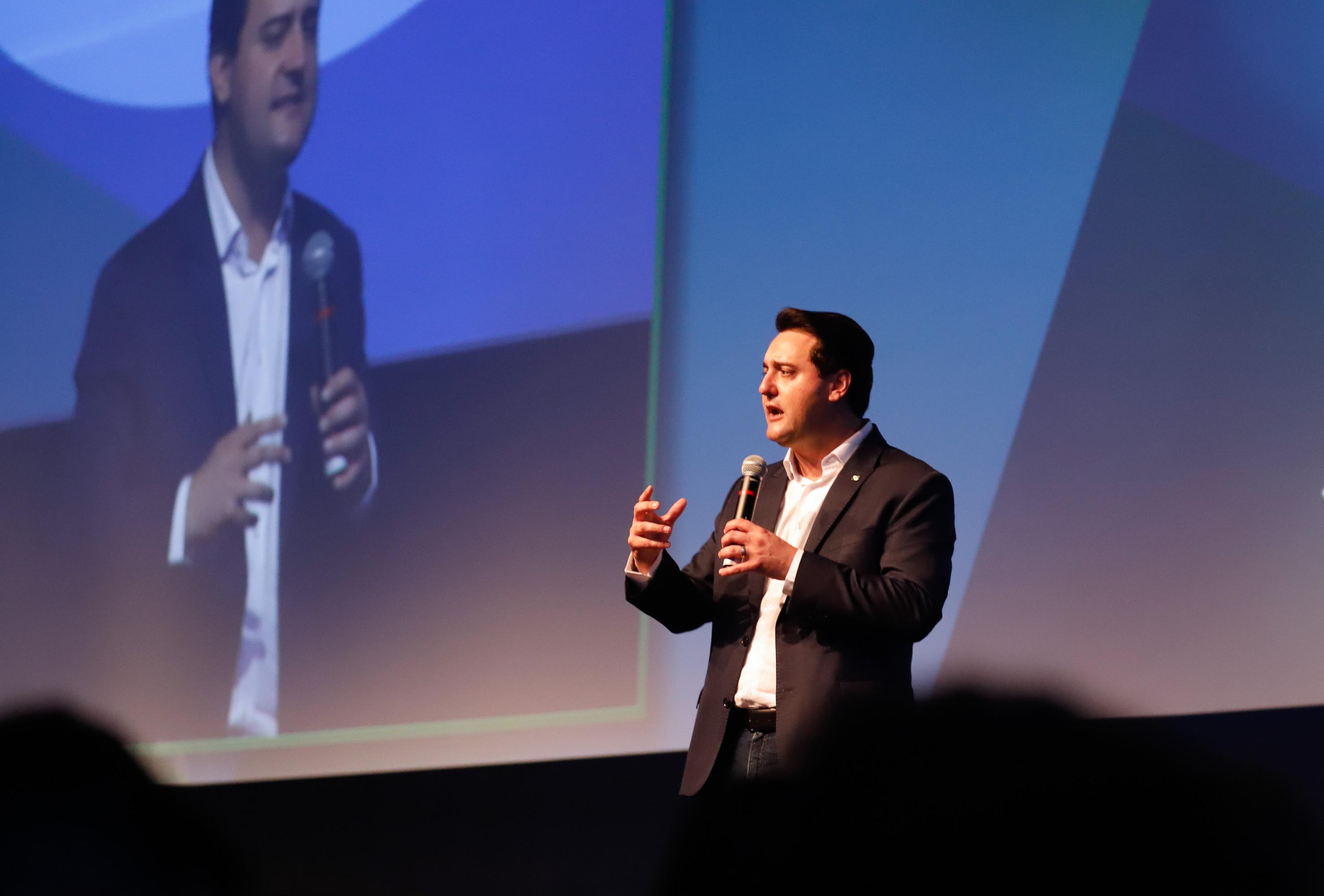 O governador Carlos Massa Ratinho Junior disse nesta quinta-feira (31), na abertura do encontro Governo 5.0, em Foz do Iguaçu, que o planejamento do Estado para os próximos anos será feito a muitas mãos, em parceria com os municípios, e que a inovação, o Novo Pensar e Novo Fazer, deve estar a serviço de todos os paranaenses. Ratinho Junior também assinou um pacote de investimentos de R$ 351 milhões nos municípios para os próximos anos.
