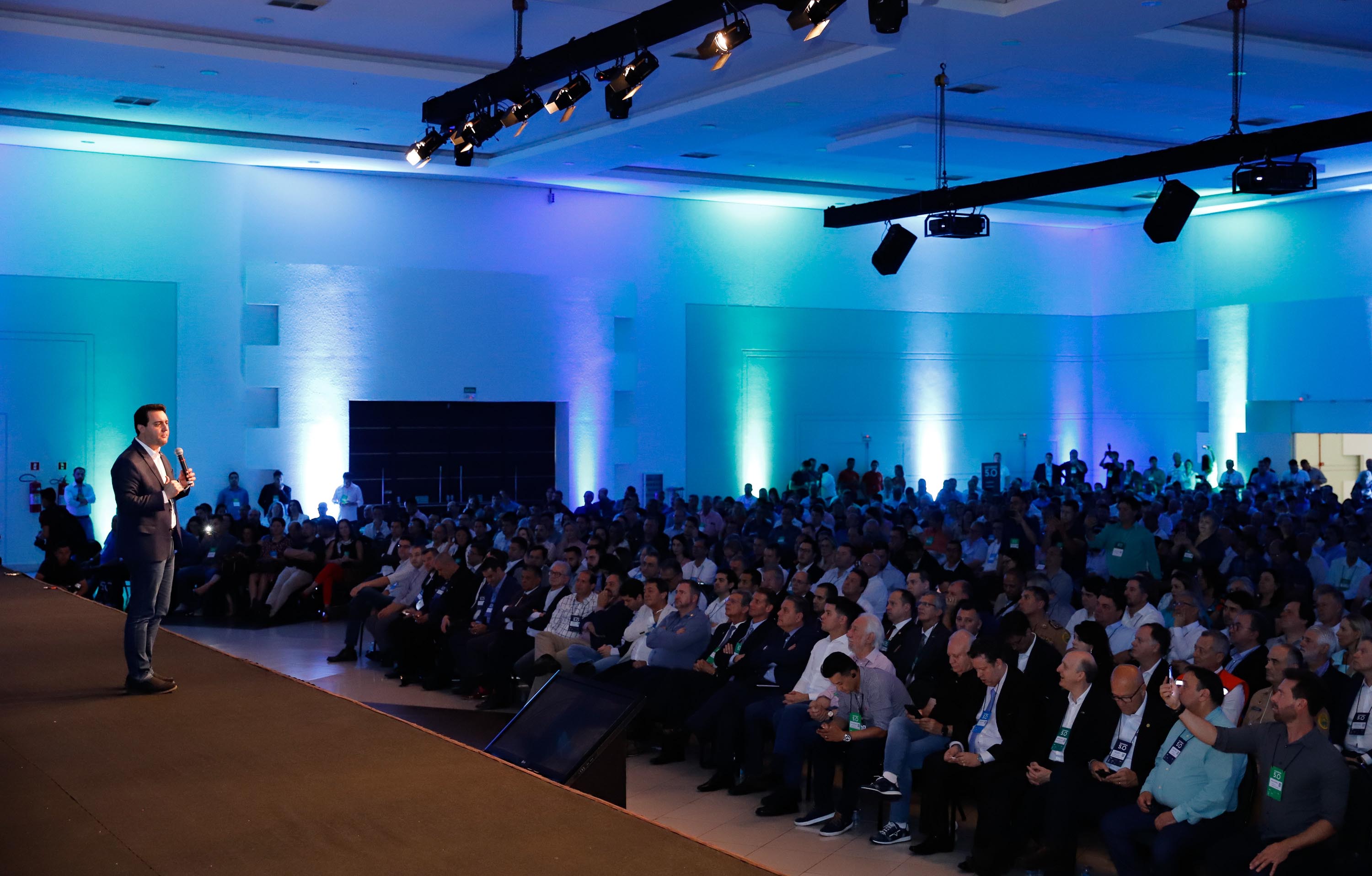 O governador Carlos Massa Ratinho Junior disse nesta quinta-feira (31), na abertura do encontro Governo 5.0, em Foz do Iguaçu, que o planejamento do Estado para os próximos anos será feito a muitas mãos, em parceria com os municípios, e que a inovação, o Novo Pensar e Novo Fazer, deve estar a serviço de todos os paranaenses. Ratinho Junior também assinou um pacote de investimentos de R$ 351 milhões nos municípios para os próximos anos.
