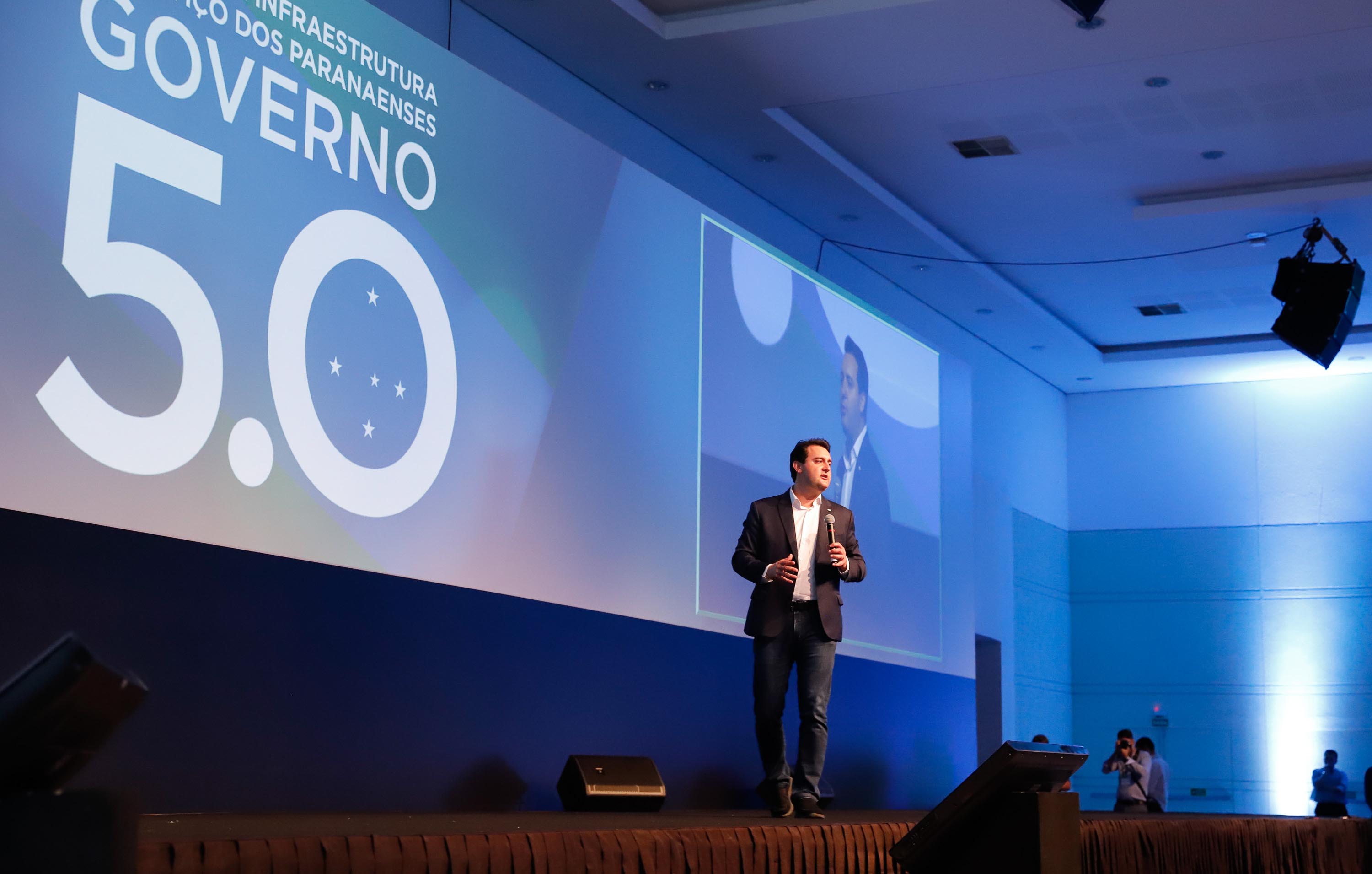 O governador Carlos Massa Ratinho Junior disse nesta quinta-feira (31), na abertura do encontro Governo 5.0, em Foz do Iguaçu, que o planejamento do Estado para os próximos anos será feito a muitas mãos, em parceria com os municípios, e que a inovação, o Novo Pensar e Novo Fazer, deve estar a serviço de todos os paranaenses. Ratinho Junior também assinou um pacote de investimentos de R$ 351 milhões nos municípios para os próximos anos.