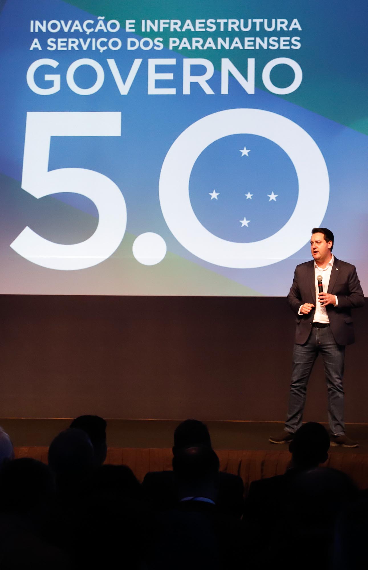 O governador Carlos Massa Ratinho Junior disse nesta quinta-feira (31), na abertura do encontro Governo 5.0, em Foz do Iguaçu, que o planejamento do Estado para os próximos anos será feito a muitas mãos, em parceria com os municípios, e que a inovação, o Novo Pensar e Novo Fazer, deve estar a serviço de todos os paranaenses. Ratinho Junior também assinou um pacote de investimentos de R$ 351 milhões nos municípios para os próximos anos.