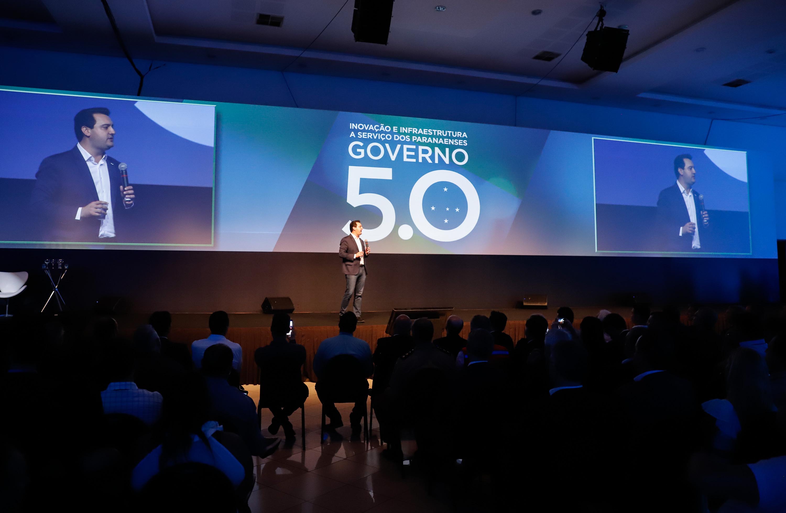 O governador Carlos Massa Ratinho Junior disse nesta quinta-feira (31), na abertura do encontro Governo 5.0, em Foz do Iguaçu, que o planejamento do Estado para os próximos anos será feito a muitas mãos, em parceria com os municípios, e que a inovação, o Novo Pensar e Novo Fazer, deve estar a serviço de todos os paranaenses. Ratinho Junior também assinou um pacote de investimentos de R$ 351 milhões nos municípios para os próximos anos.