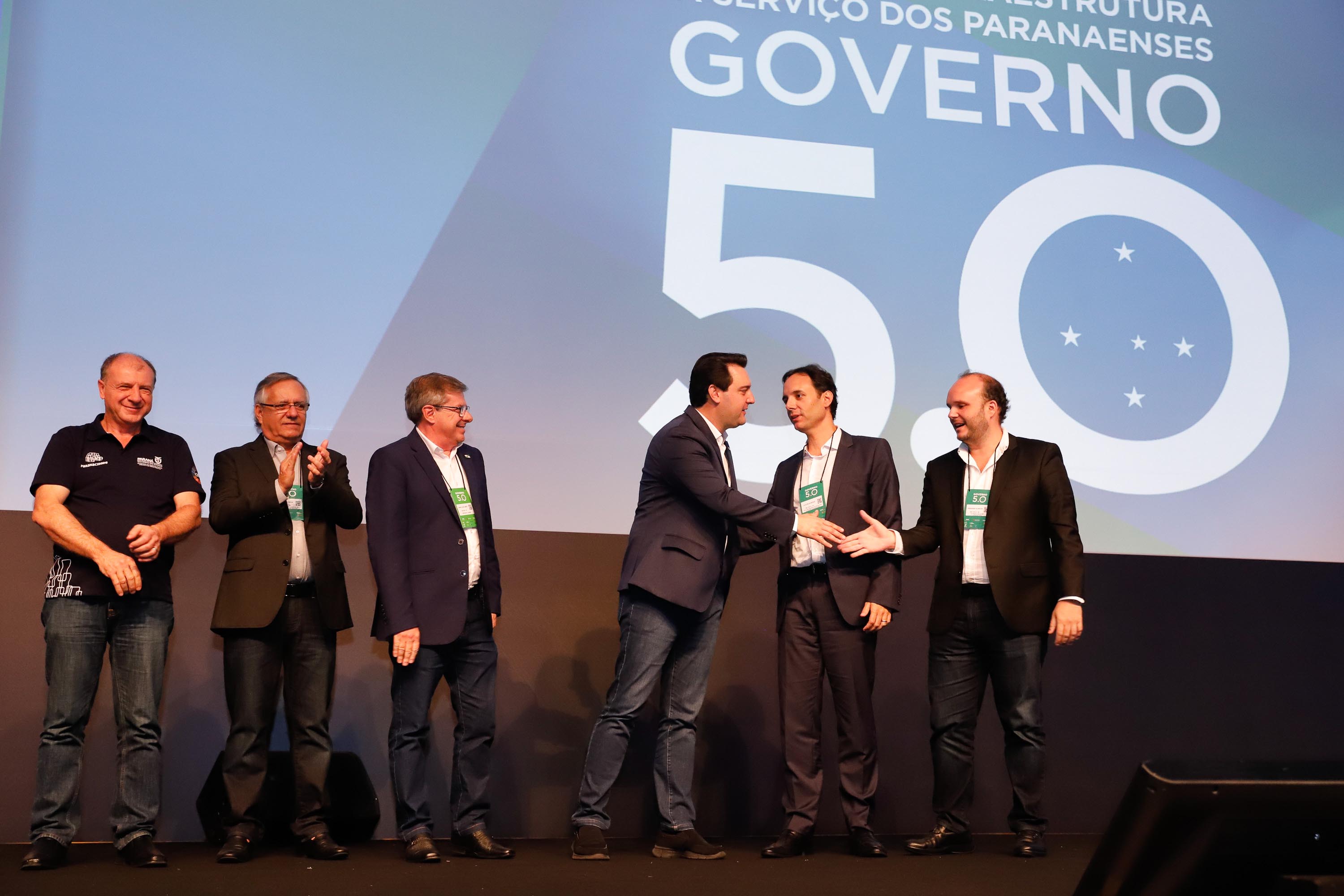 O governador Carlos Massa Ratinho Junior disse nesta quinta-feira (31), na abertura do encontro Governo 5.0, em Foz do Iguaçu, que o planejamento do Estado para os próximos anos será feito a muitas mãos, em parceria com os municípios, e que a inovação, o Novo Pensar e Novo Fazer, deve estar a serviço de todos os paranaenses. Ratinho Junior também assinou um pacote de investimentos de R$ 351 milhões nos municípios para os próximos anos.