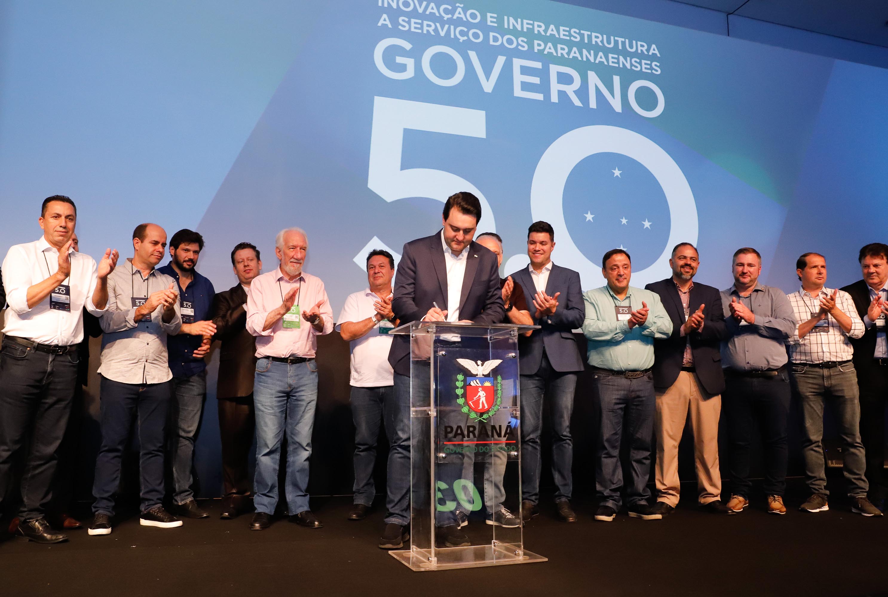 O governador Carlos Massa Ratinho Junior disse nesta quinta-feira (31), na abertura do encontro Governo 5.0, em Foz do Iguaçu, que o planejamento do Estado para os próximos anos será feito a muitas mãos, em parceria com os municípios, e que a inovação, o Novo Pensar e Novo Fazer, deve estar a serviço de todos os paranaenses. Ratinho Junior também assinou um pacote de investimentos de R$ 351 milhões nos municípios para os próximos anos.