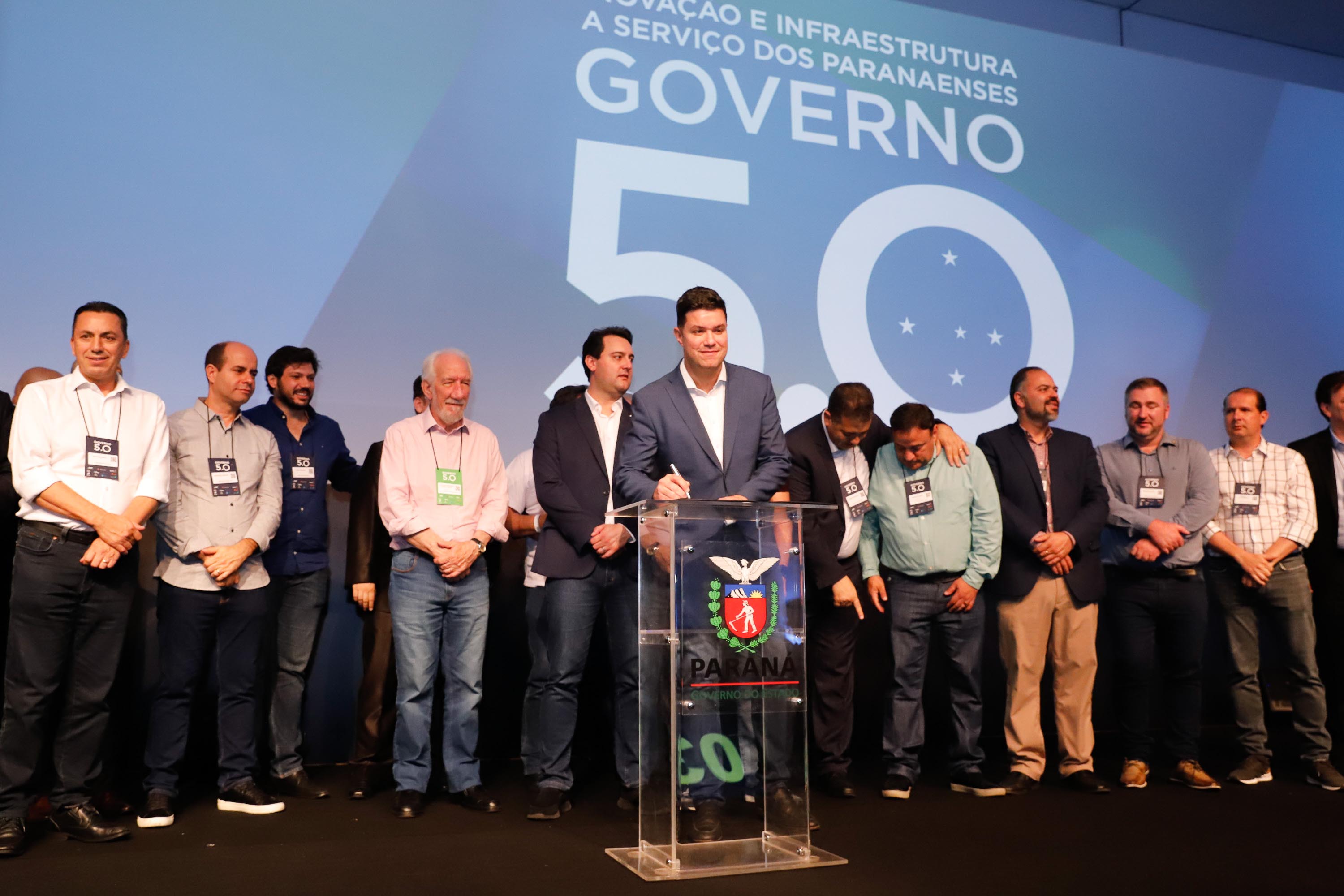 O governador Carlos Massa Ratinho Junior disse nesta quinta-feira (31), na abertura do encontro Governo 5.0, em Foz do Iguaçu, que o planejamento do Estado para os próximos anos será feito a muitas mãos, em parceria com os municípios, e que a inovação, o Novo Pensar e Novo Fazer, deve estar a serviço de todos os paranaenses. Ratinho Junior também assinou um pacote de investimentos de R$ 351 milhões nos municípios para os próximos anos.