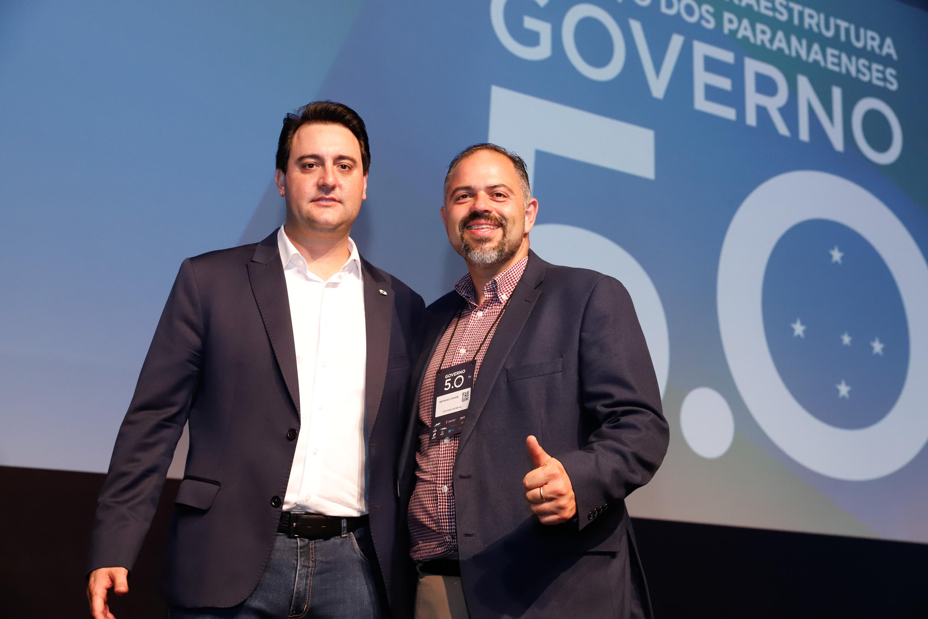 O governador Carlos Massa Ratinho Junior disse nesta quinta-feira (31), na abertura do encontro Governo 5.0, em Foz do Iguaçu, que o planejamento do Estado para os próximos anos será feito a muitas mãos, em parceria com os municípios, e que a inovação, o Novo Pensar e Novo Fazer, deve estar a serviço de todos os paranaenses. Ratinho Junior também assinou um pacote de investimentos de R$ 351 milhões nos municípios para os próximos anos.