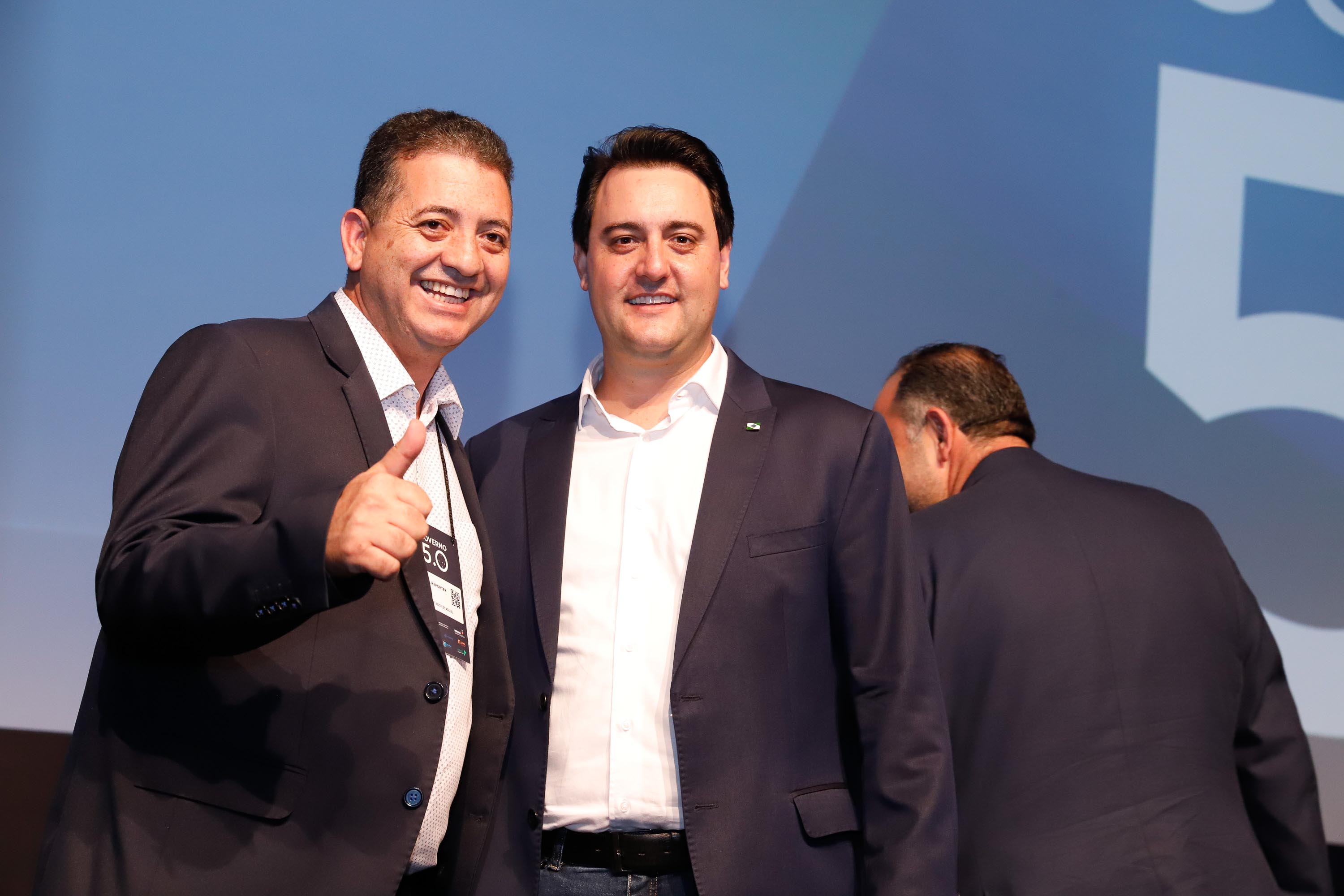 O governador Carlos Massa Ratinho Junior disse nesta quinta-feira (31), na abertura do encontro Governo 5.0, em Foz do Iguaçu, que o planejamento do Estado para os próximos anos será feito a muitas mãos, em parceria com os municípios, e que a inovação, o Novo Pensar e Novo Fazer, deve estar a serviço de todos os paranaenses. Ratinho Junior também assinou um pacote de investimentos de R$ 351 milhões nos municípios para os próximos anos.