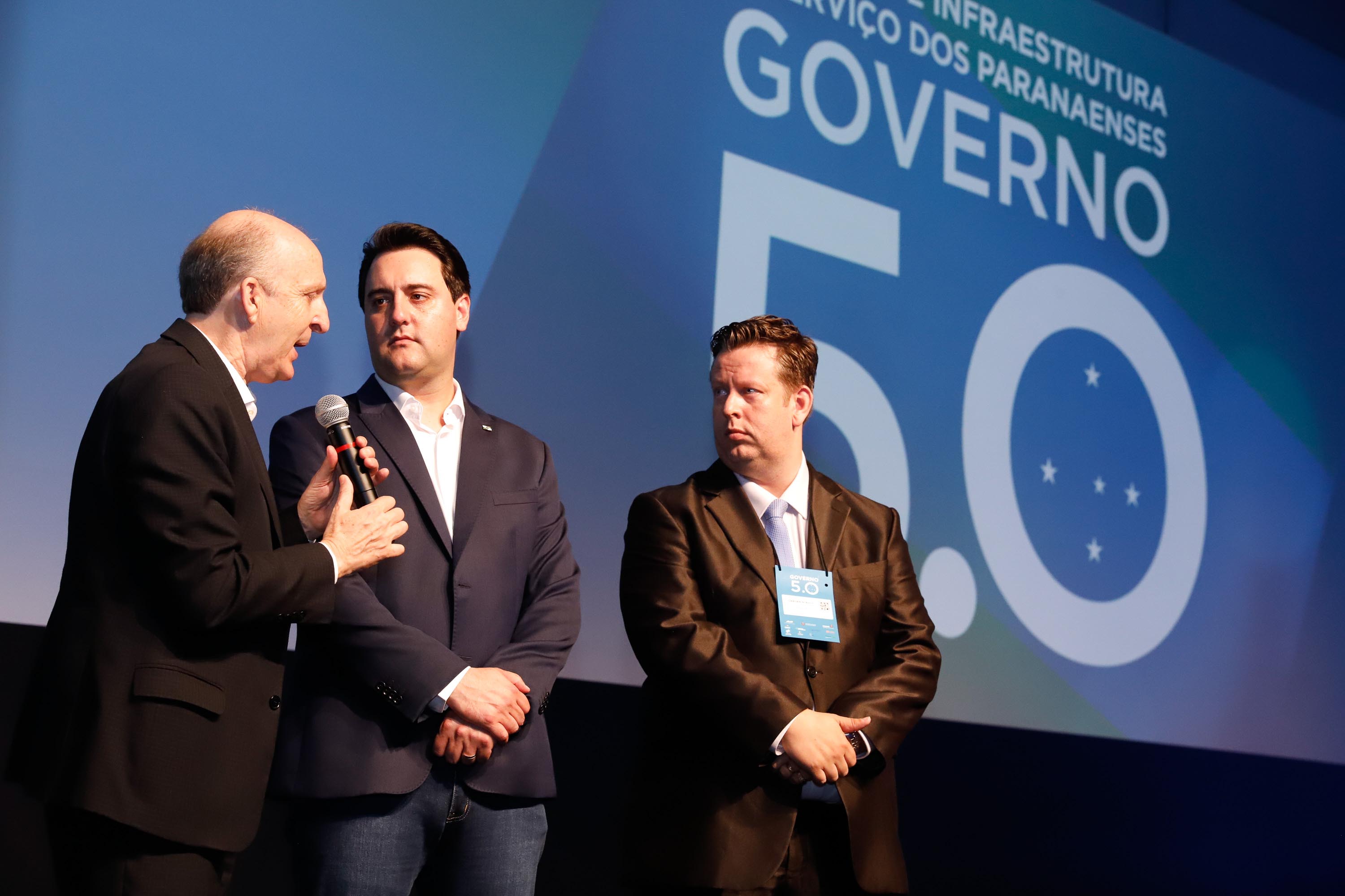 O governador Carlos Massa Ratinho Junior disse nesta quinta-feira (31), na abertura do encontro Governo 5.0, em Foz do Iguaçu, que o planejamento do Estado para os próximos anos será feito a muitas mãos, em parceria com os municípios, e que a inovação, o Novo Pensar e Novo Fazer, deve estar a serviço de todos os paranaenses. Ratinho Junior também assinou um pacote de investimentos de R$ 351 milhões nos municípios para os próximos anos.