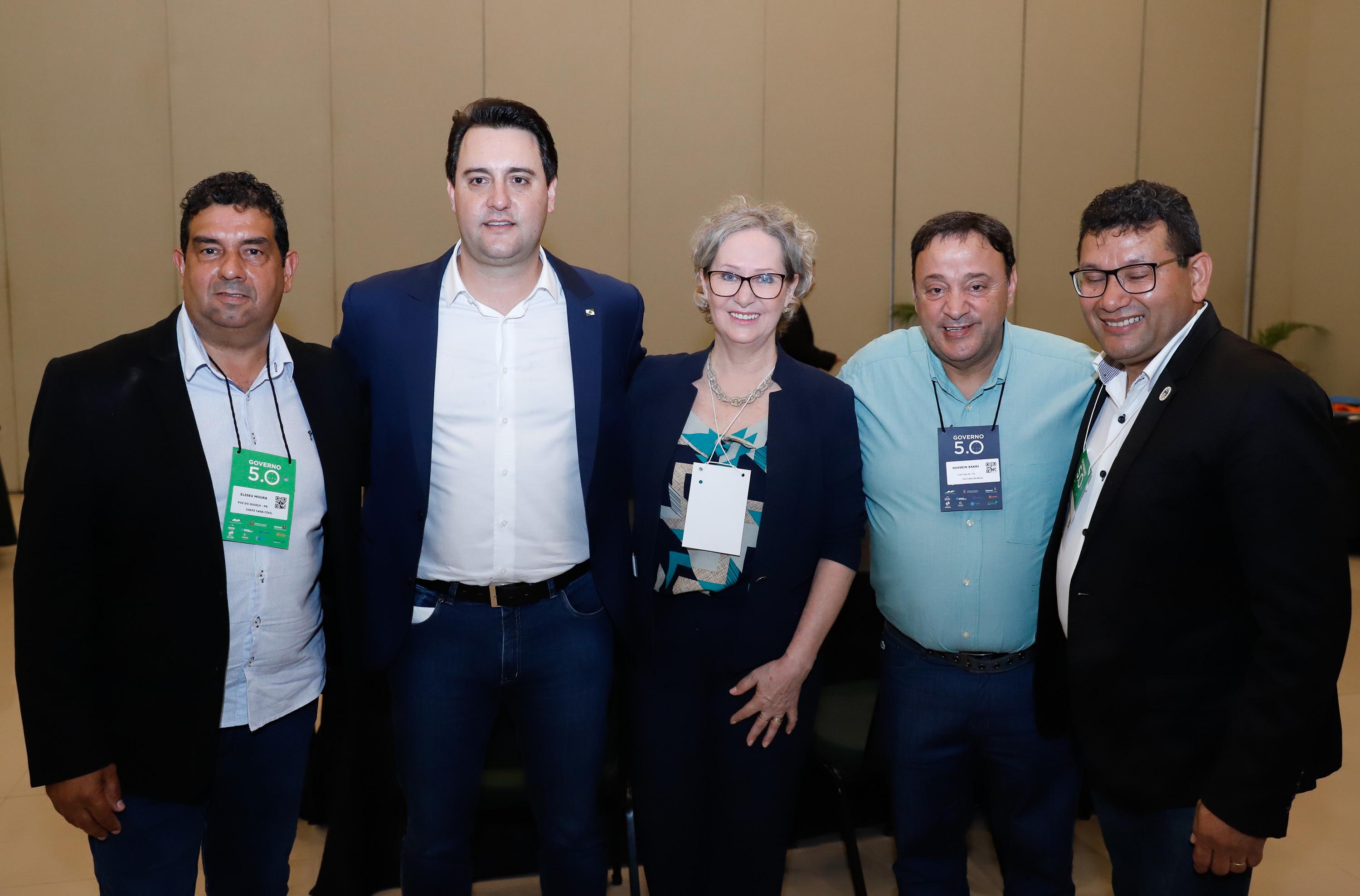 O governador Carlos Massa Ratinho Junior disse nesta quinta-feira (31), na abertura do encontro Governo 5.0, em Foz do Iguaçu, que o planejamento do Estado para os próximos anos será feito a muitas mãos, em parceria com os municípios, e que a inovação, o Novo Pensar e Novo Fazer, deve estar a serviço de todos os paranaenses. Ratinho Junior também assinou um pacote de investimentos de R$ 351 milhões nos municípios para os próximos anos.