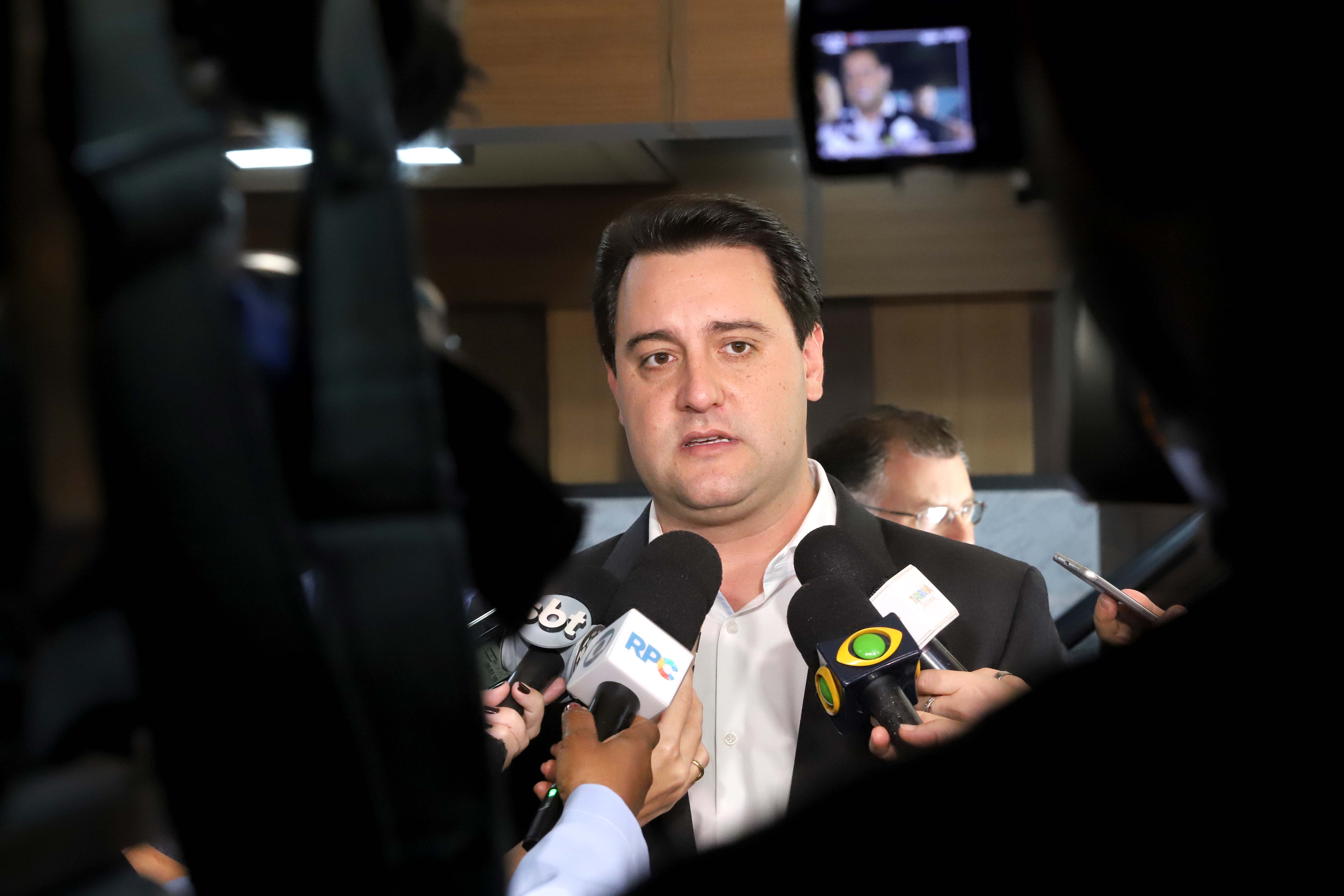 O governador Carlos Massa Ratinho Júnior assina na segunda-feira (04), a licitação para as obras do Ambulatório Médico de Especialidades da Kennedy. Presentes: secretário de Saúde, Beto Preto; Primeira Dama, Luciana Maito; diretor superintendente do Hospital do Trabalhador, Geci de Souza Junior; entre outros.Curitiba, 04-11-19.Foto: Arnaldo Alves / AEN.