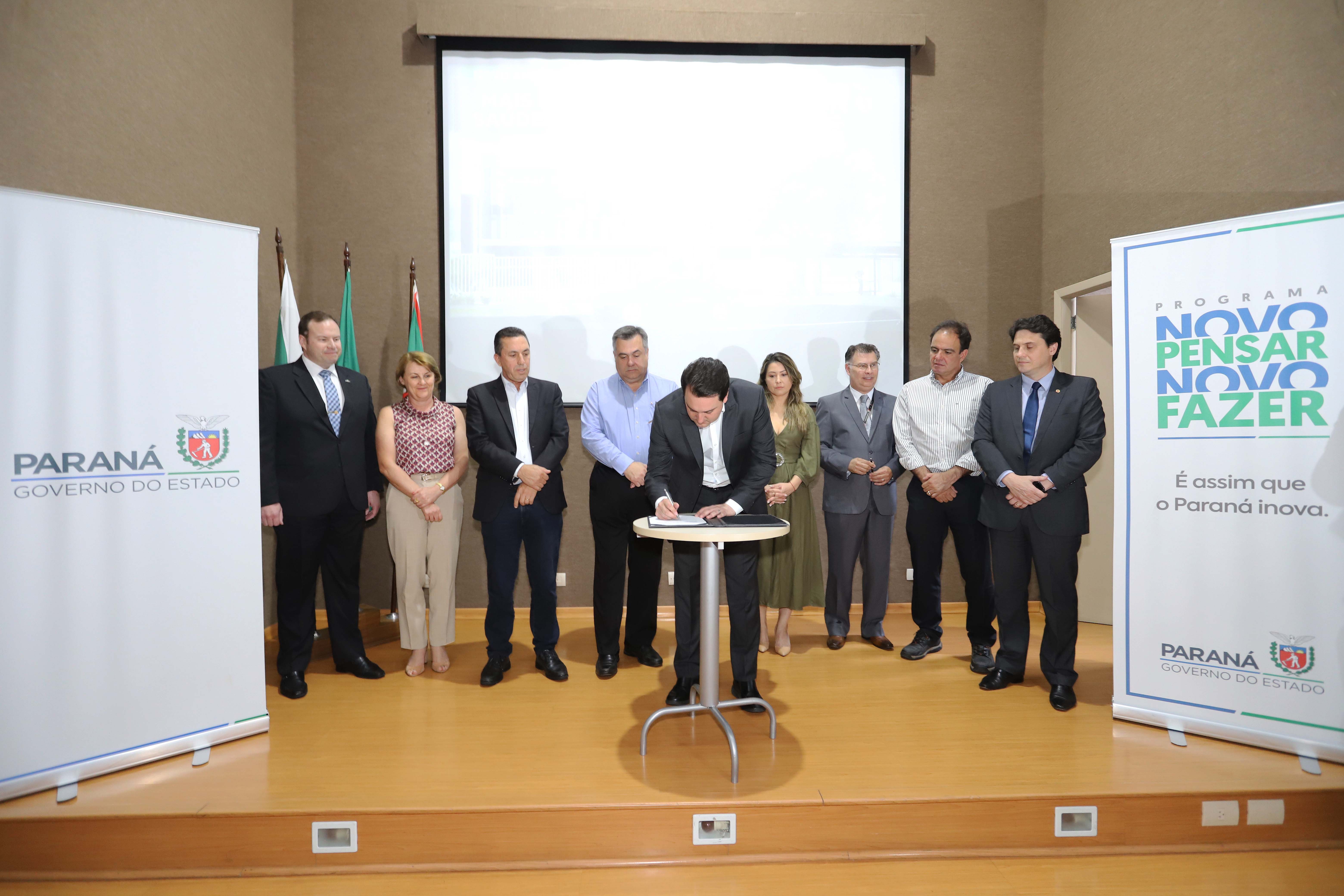 O governador Carlos Massa Ratinho Júnior assina na segunda-feira (04), a licitação para as obras do Ambulatório Médico de Especialidades da Kennedy. Presentes: secretário de Saúde, Beto Preto; Primeira Dama, Luciana Maito; diretor superintendente do Hospital do Trabalhador, Geci de Souza Junior; entre outros.Curitiba, 04-11-19.Foto: Arnaldo Alves / AEN.