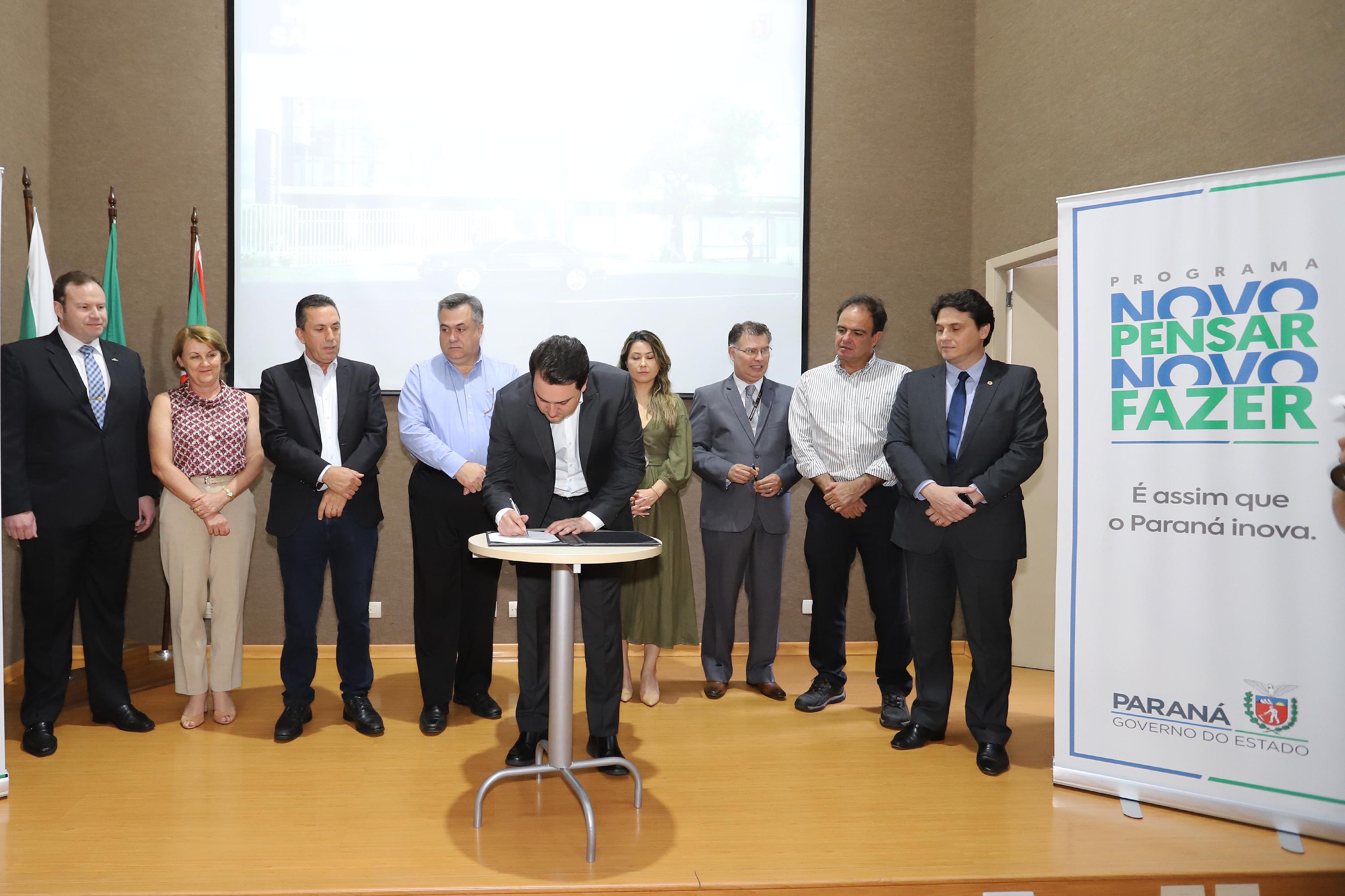O governador Carlos Massa Ratinho Júnior assina na segunda-feira (04), a licitação para as obras do Ambulatório Médico de Especialidades da Kennedy. Presentes: secretário de Saúde, Beto Preto; Primeira Dama, Luciana Maito; diretor superintendente do Hospital do Trabalhador, Geci de Souza Junior; entre outros.Curitiba, 04-11-19.Foto: Arnaldo Alves / AEN.