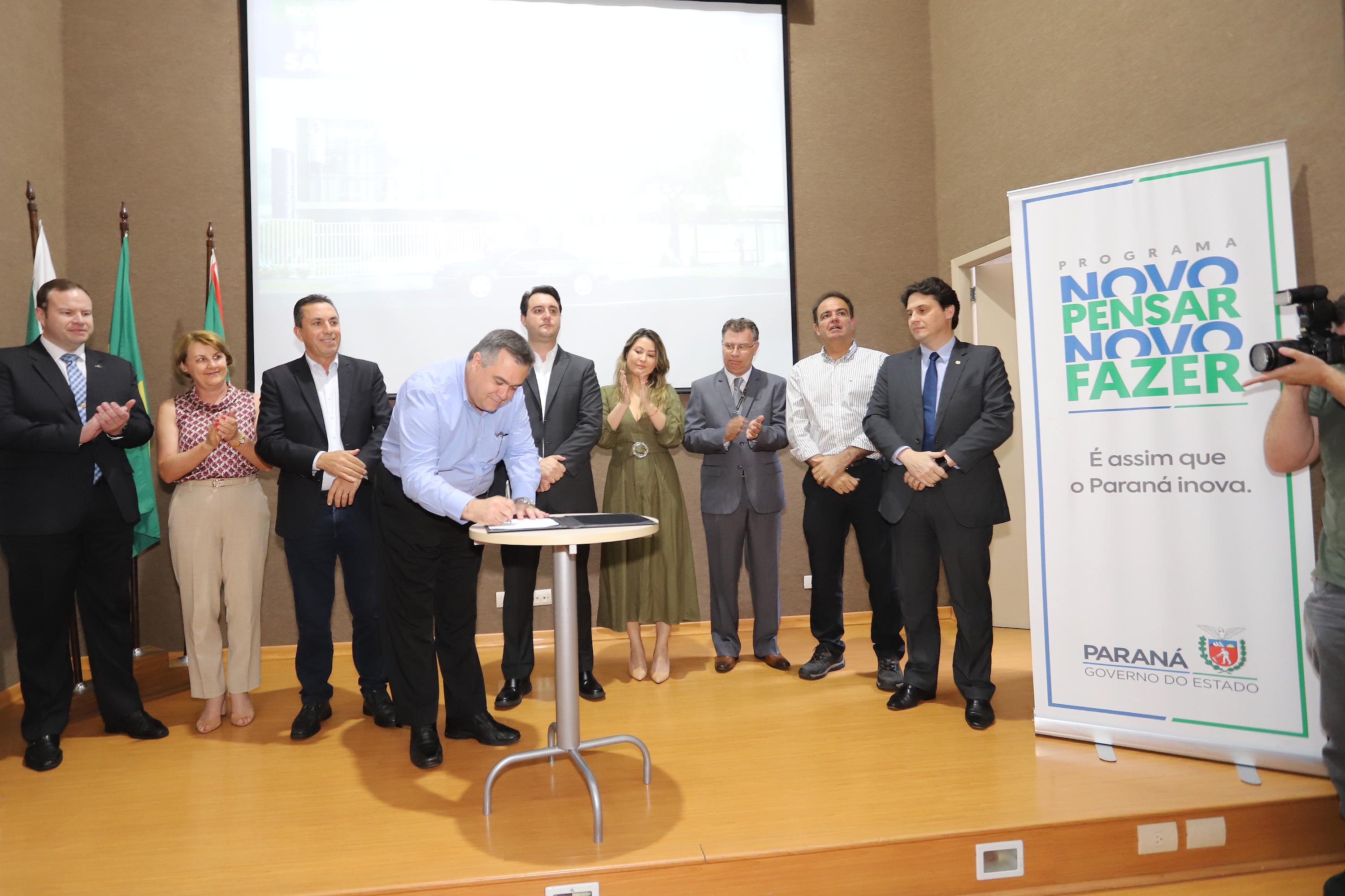 O governador Carlos Massa Ratinho Júnior assina na segunda-feira (04), a licitação para as obras do Ambulatório Médico de Especialidades da Kennedy. Presentes: secretário de Saúde, Beto Preto; Primeira Dama, Luciana Maito; diretor superintendente do Hospital do Trabalhador, Geci de Souza Junior; entre outros.Curitiba, 04-11-19.Foto: Arnaldo Alves / AEN.
