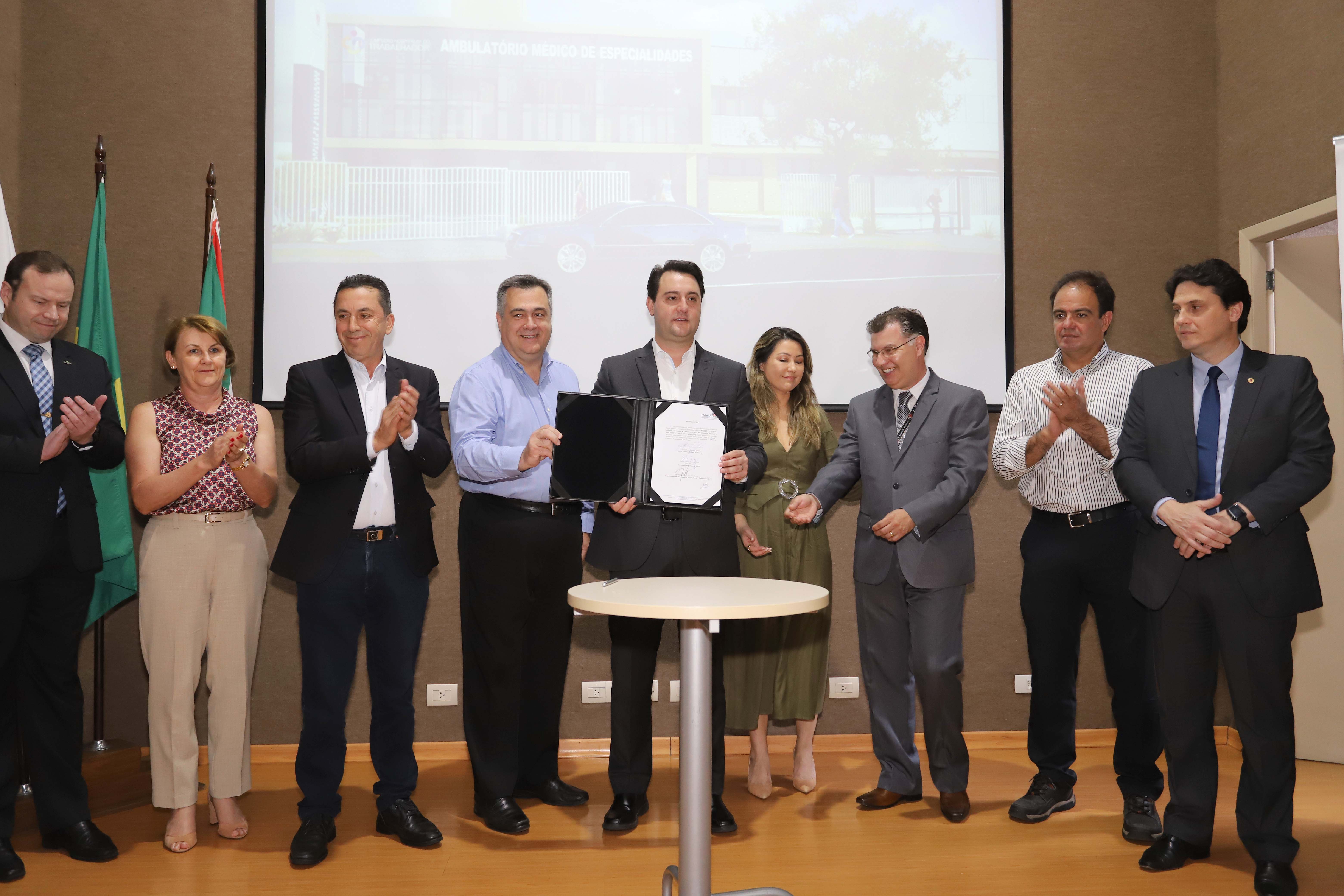 O governador Carlos Massa Ratinho Júnior assina na segunda-feira (04), a licitação para as obras do Ambulatório Médico de Especialidades da Kennedy. Presentes: secretário de Saúde, Beto Preto; Primeira Dama, Luciana Maito; diretor superintendente do Hospital do Trabalhador, Geci de Souza Junior; entre outros.Curitiba, 04-11-19.Foto: Arnaldo Alves / AEN.