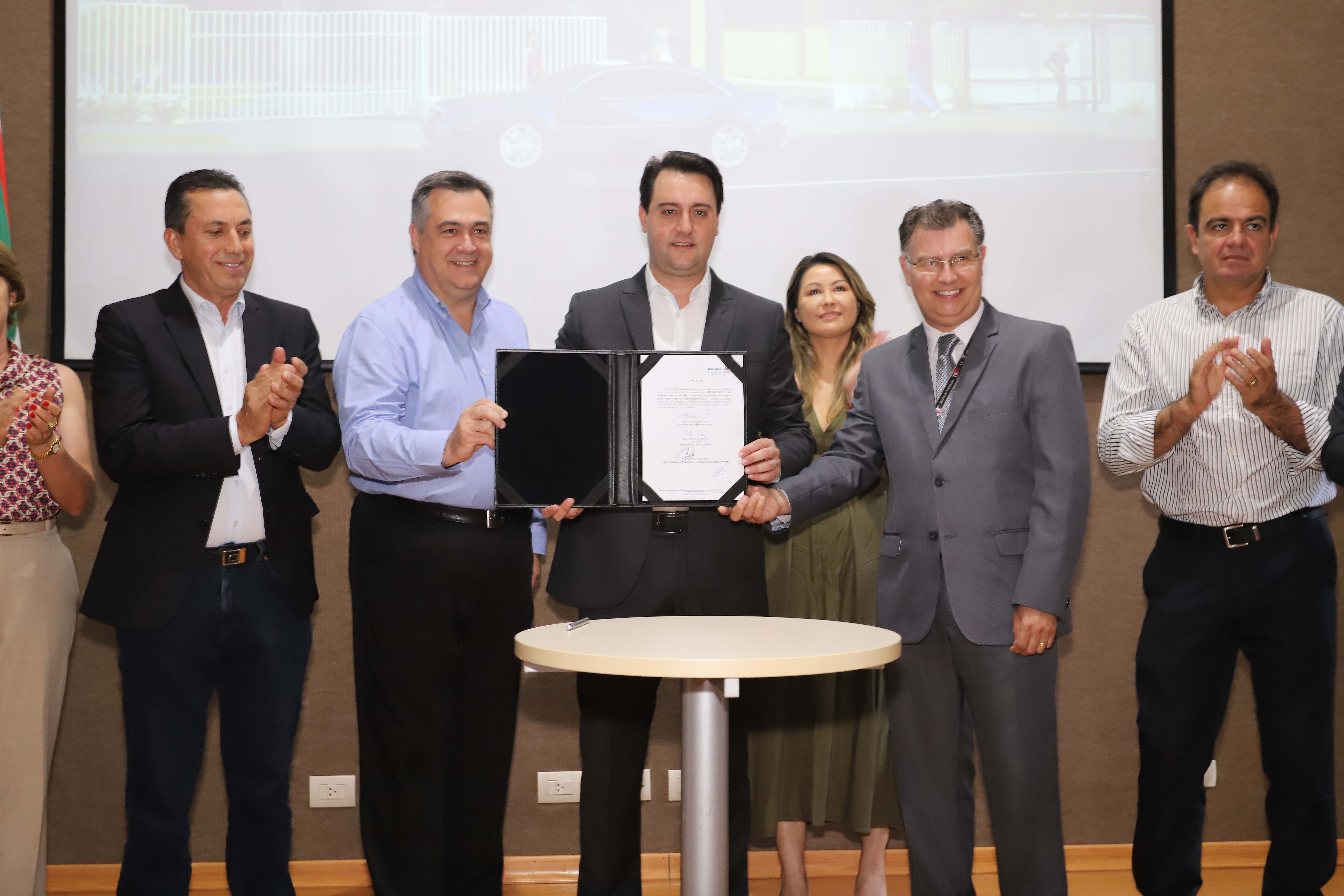 O governador Carlos Massa Ratinho Júnior assina na segunda-feira (04), a licitação para as obras do Ambulatório Médico de Especialidades da Kennedy. Presentes: secretário de Saúde, Beto Preto; Primeira Dama, Luciana Maito; diretor superintendente do Hospital do Trabalhador, Geci de Souza Junior; entre outros.Curitiba, 04-11-19.Foto: Arnaldo Alves / AEN.