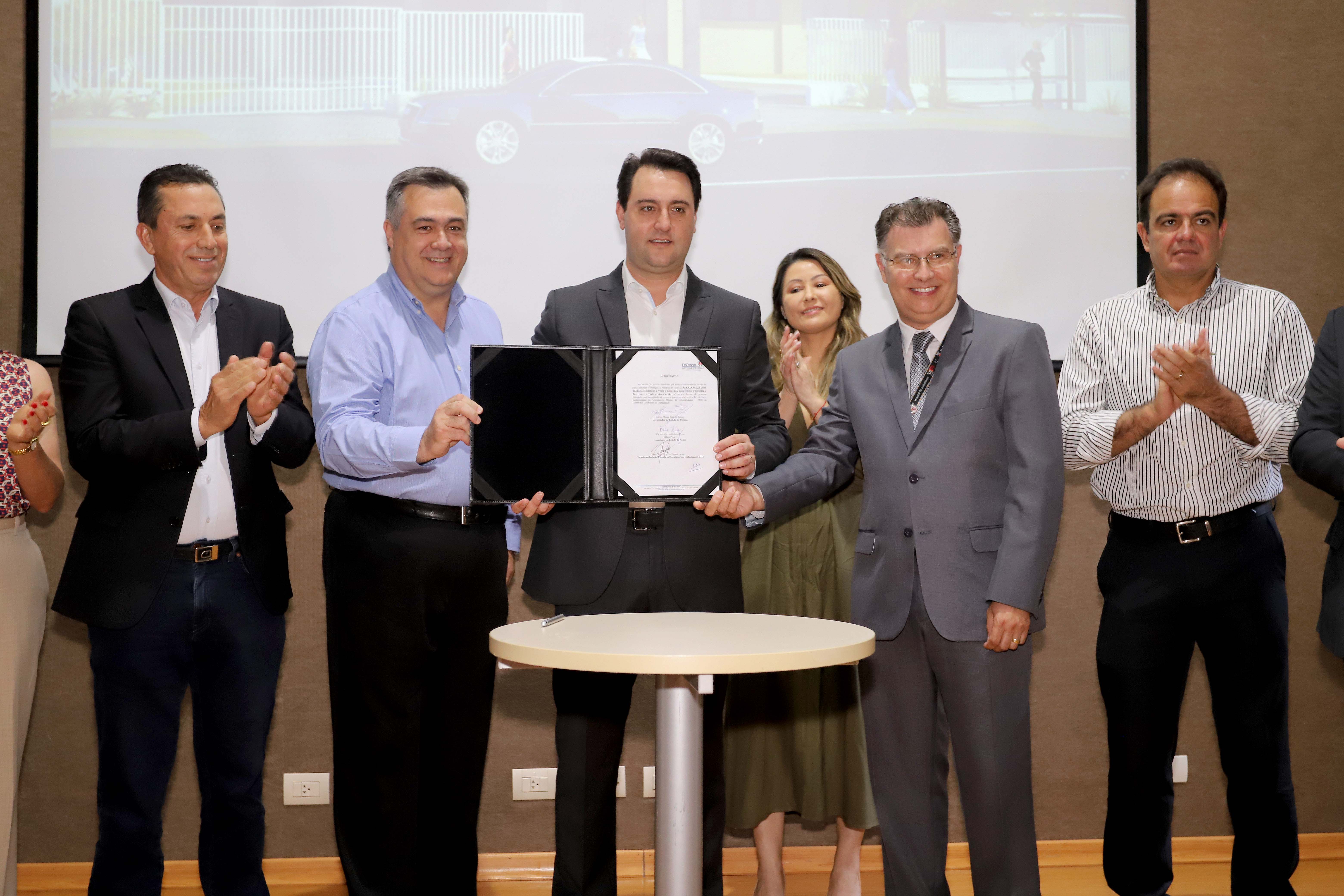 O governador Carlos Massa Ratinho Júnior assina na segunda-feira (04), a licitação para as obras do Ambulatório Médico de Especialidades da Kennedy. Presentes: secretário de Saúde, Beto Preto; Primeira Dama, Luciana Maito; diretor superintendente do Hospital do Trabalhador, Geci de Souza Junior; entre outros.Curitiba, 04-11-19.Foto: Arnaldo Alves / AEN.
