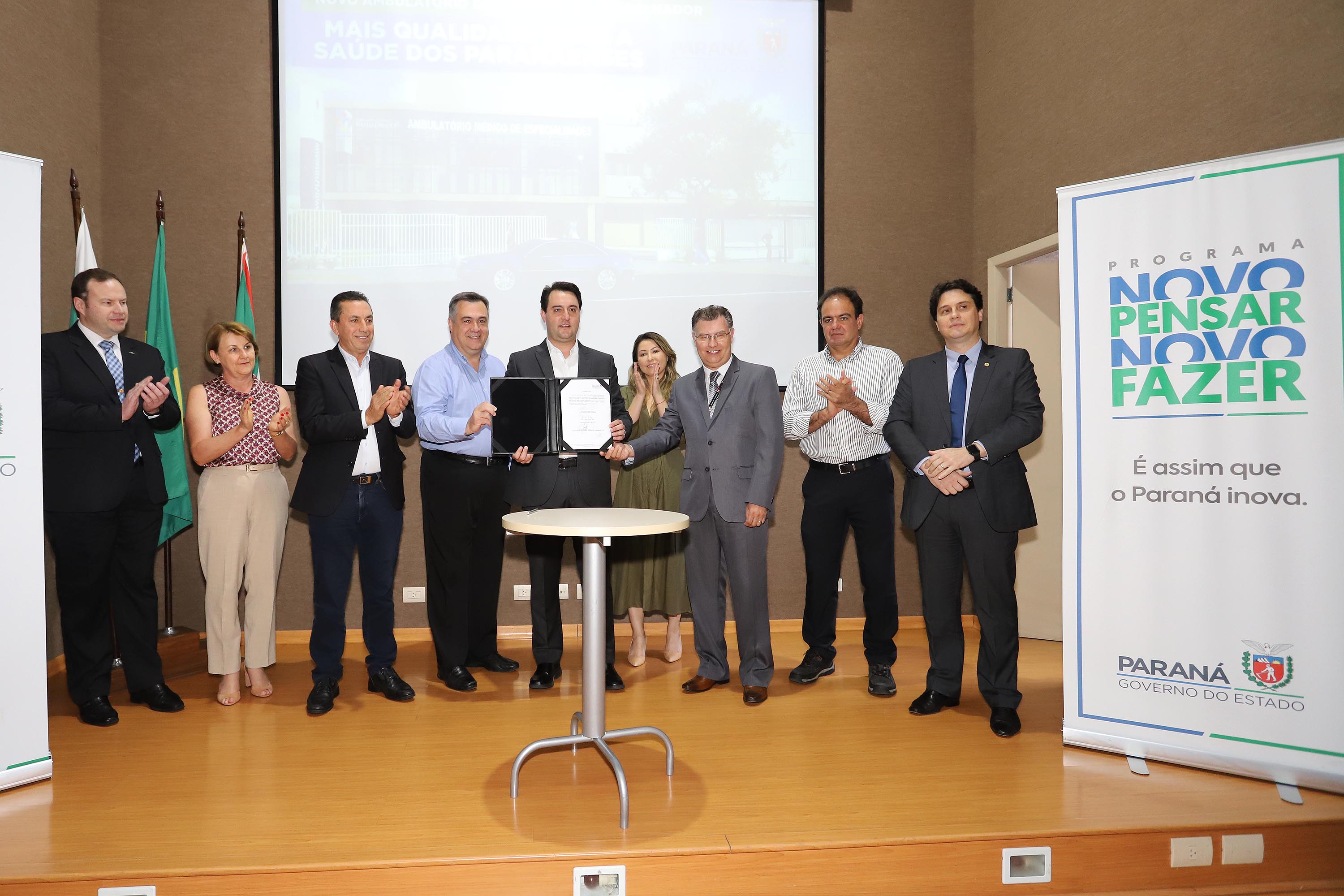 O governador Carlos Massa Ratinho Júnior assina na segunda-feira (04), a licitação para as obras do Ambulatório Médico de Especialidades da Kennedy. Presentes: secretário de Saúde, Beto Preto; Primeira Dama, Luciana Maito; diretor superintendente do Hospital do Trabalhador, Geci de Souza Junior; entre outros.Curitiba, 04-11-19.Foto: Arnaldo Alves / AEN.