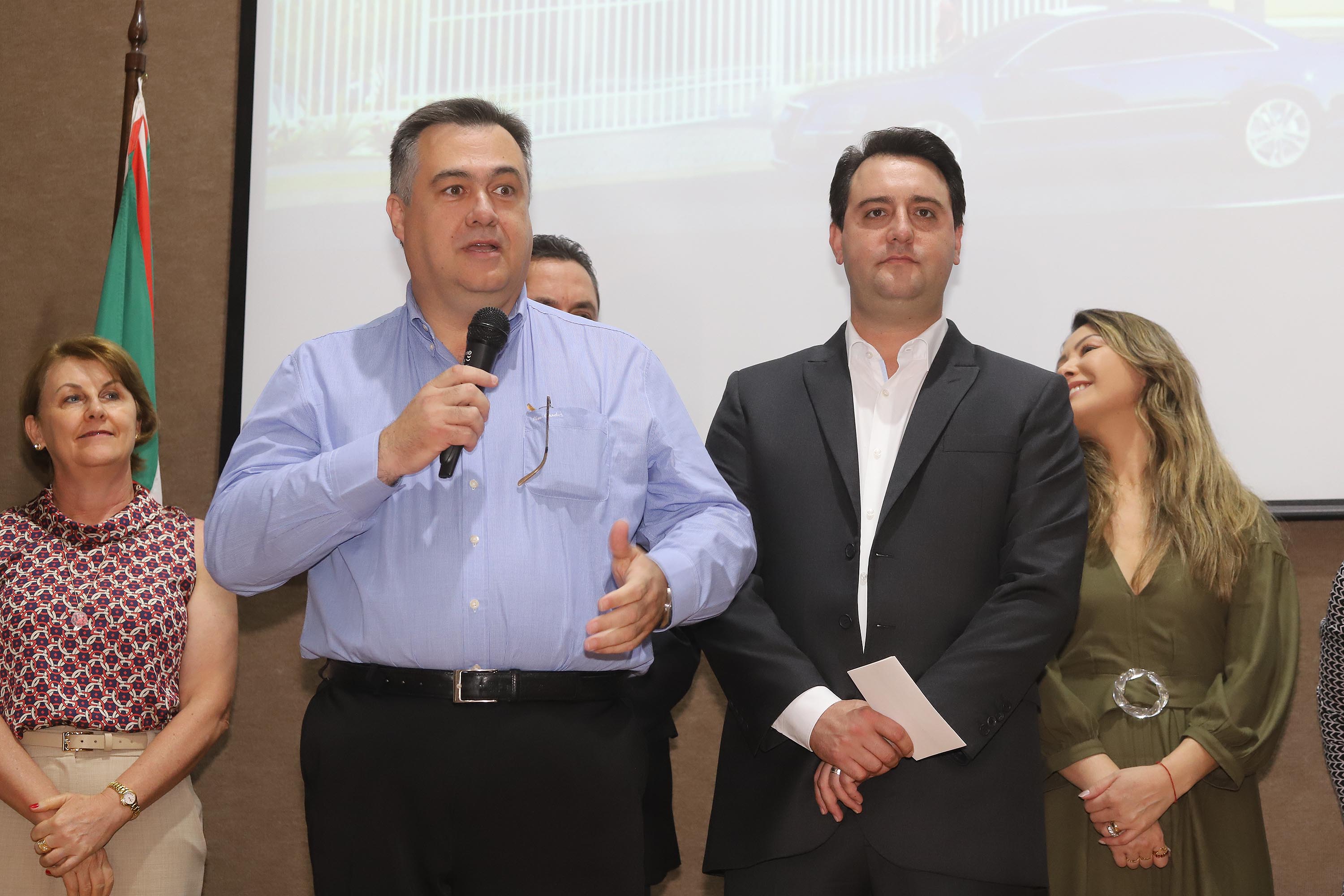 O governador Carlos Massa Ratinho Júnior assina na segunda-feira (04), a licitação para as obras do Ambulatório Médico de Especialidades da Kennedy. Presentes: secretário de Saúde, Beto Preto; Primeira Dama, Luciana Maito; diretor superintendente do Hospital do Trabalhador, Geci de Souza Junior; entre outros.Curitiba, 04-11-19.Foto: Arnaldo Alves / AEN.