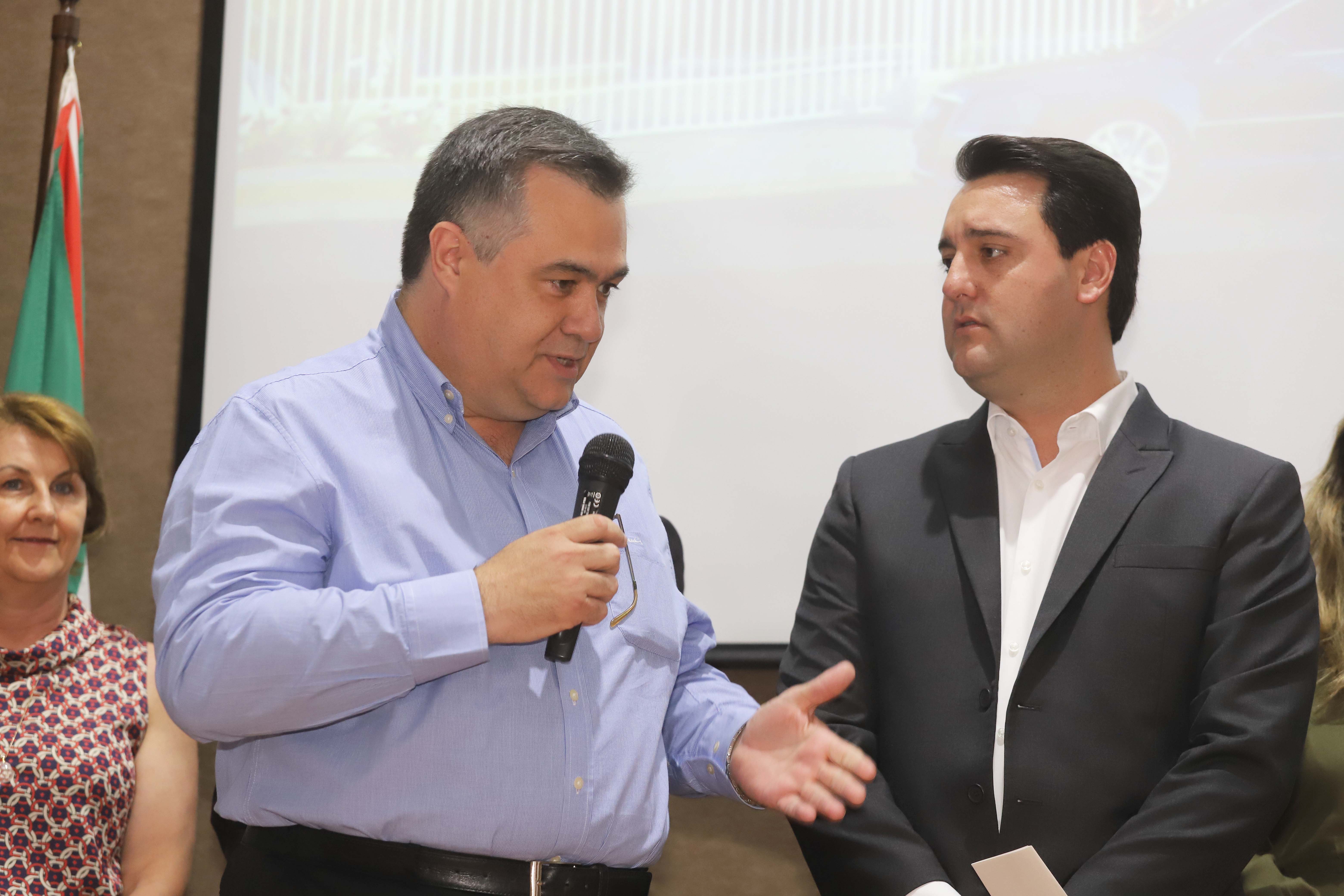 O governador Carlos Massa Ratinho Júnior assina na segunda-feira (04), a licitação para as obras do Ambulatório Médico de Especialidades da Kennedy. Presentes: secretário de Saúde, Beto Preto; Primeira Dama, Luciana Maito; diretor superintendente do Hospital do Trabalhador, Geci de Souza Junior; entre outros.Curitiba, 04-11-19.Foto: Arnaldo Alves / AEN.