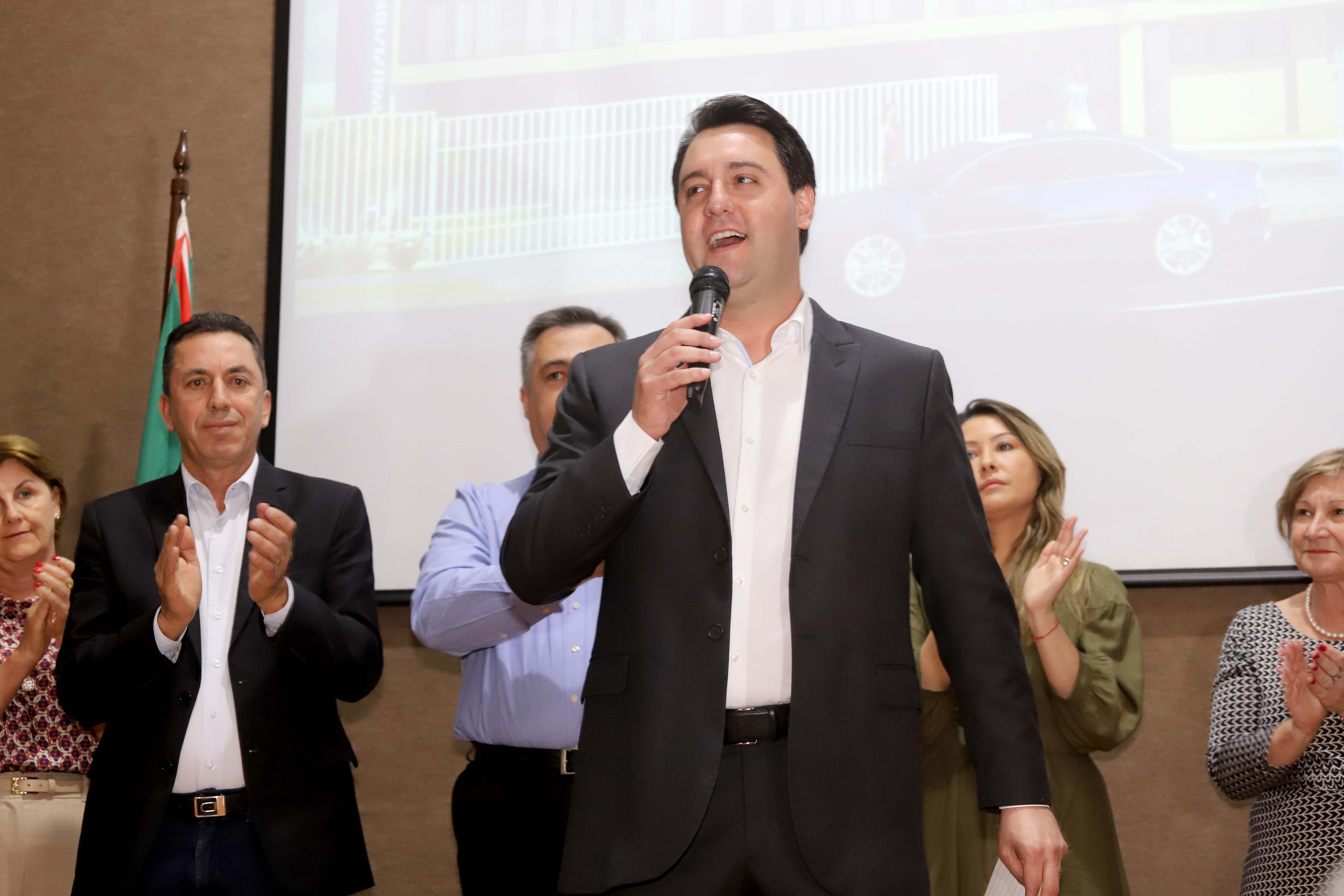 O governador Carlos Massa Ratinho Júnior assina na segunda-feira (04), a licitação para as obras do Ambulatório Médico de Especialidades da Kennedy. Presentes: secretário de Saúde, Beto Preto; Primeira Dama, Luciana Maito; diretor superintendente do Hospital do Trabalhador, Geci de Souza Junior; entre outros.Curitiba, 04-11-19.Foto: Arnaldo Alves / AEN.