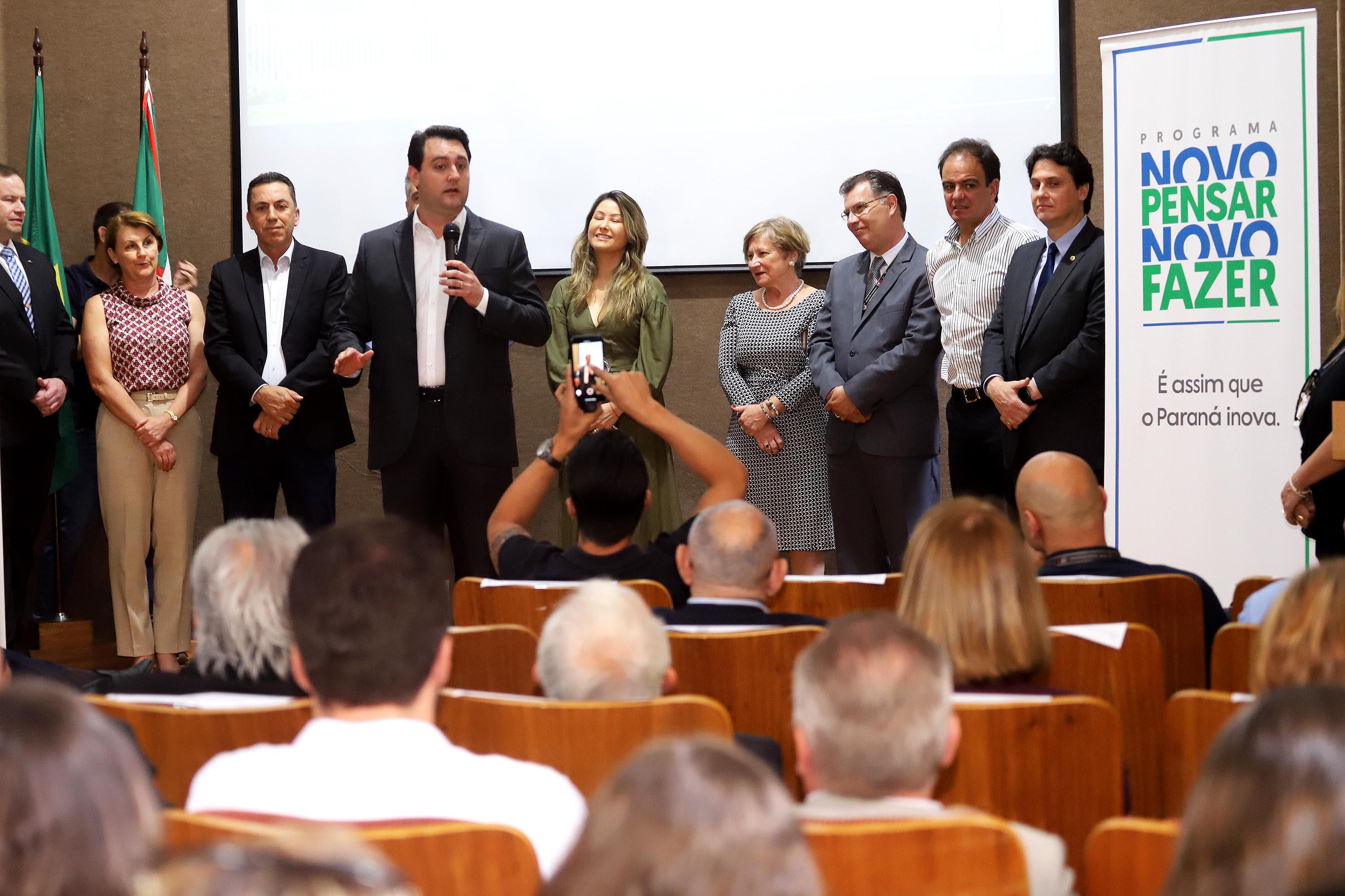 O governador Carlos Massa Ratinho Júnior assina na segunda-feira (04), a licitação para as obras do Ambulatório Médico de Especialidades da Kennedy. Presentes: secretário de Saúde, Beto Preto; Primeira Dama, Luciana Maito; diretor superintendente do Hospital do Trabalhador, Geci de Souza Junior; entre outros.Curitiba, 04-11-19.Foto: Arnaldo Alves / AEN.