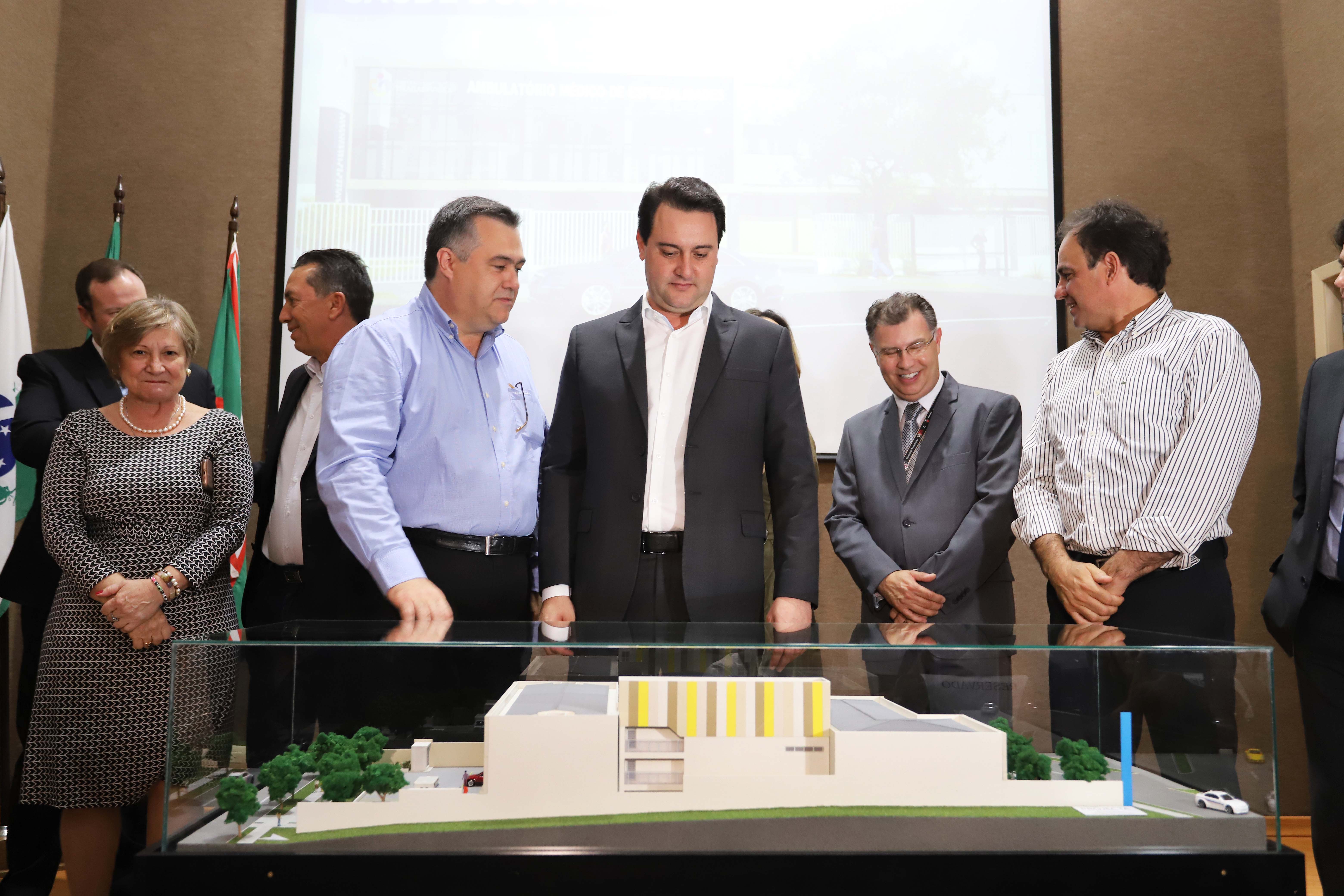 O governador Carlos Massa Ratinho Júnior assina na segunda-feira (04), a licitação para as obras do Ambulatório Médico de Especialidades da Kennedy. Presentes: secretário de Saúde, Beto Preto; Primeira Dama, Luciana Maito; diretor superintendente do Hospital do Trabalhador, Geci de Souza Junior; entre outros.Curitiba, 04-11-19.Foto: Arnaldo Alves / AEN.