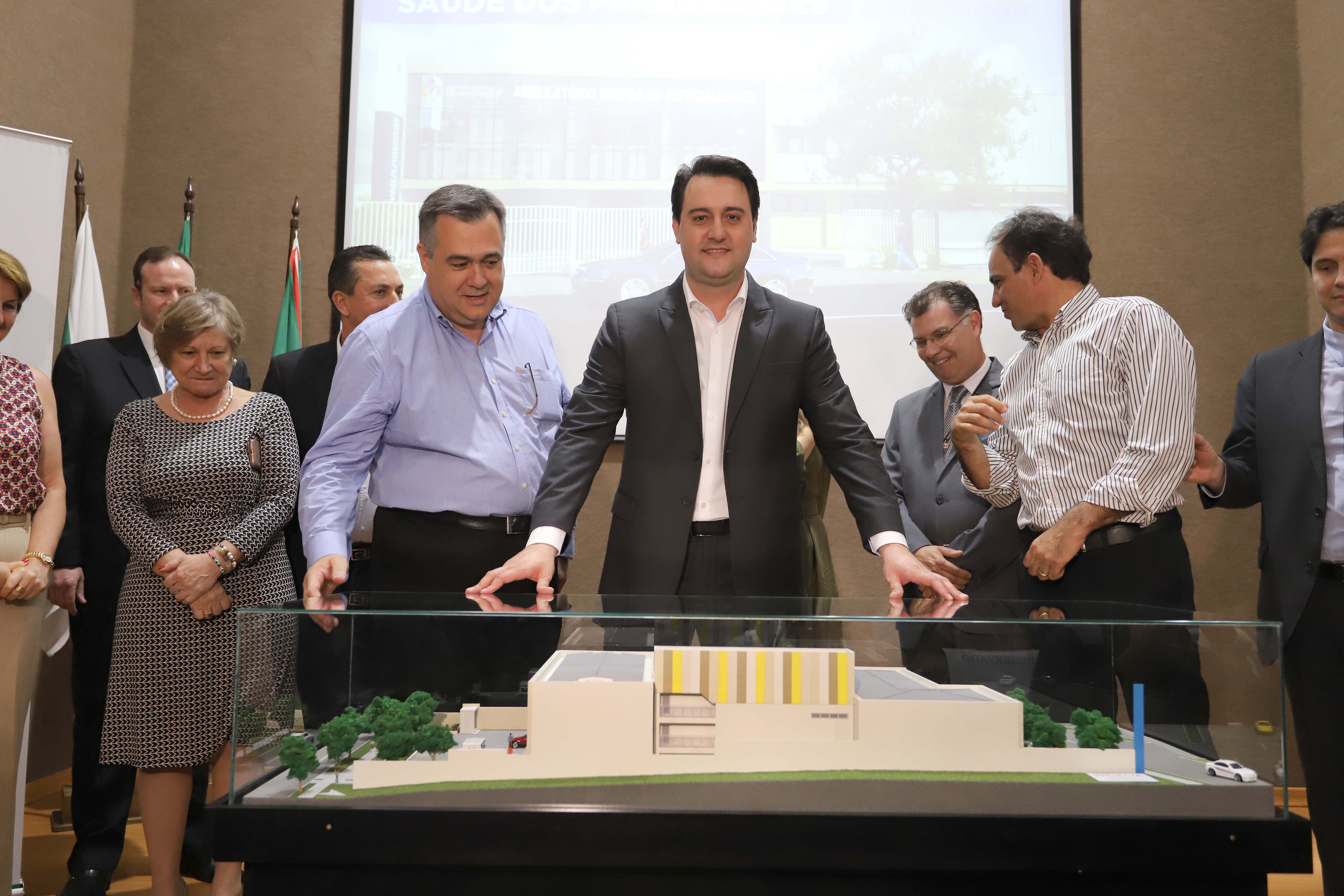 O governador Carlos Massa Ratinho Júnior assina na segunda-feira (04), a licitação para as obras do Ambulatório Médico de Especialidades da Kennedy. Presentes: secretário de Saúde, Beto Preto; Primeira Dama, Luciana Maito; diretor superintendente do Hospital do Trabalhador, Geci de Souza Junior; entre outros.Curitiba, 04-11-19.Foto: Arnaldo Alves / AEN.