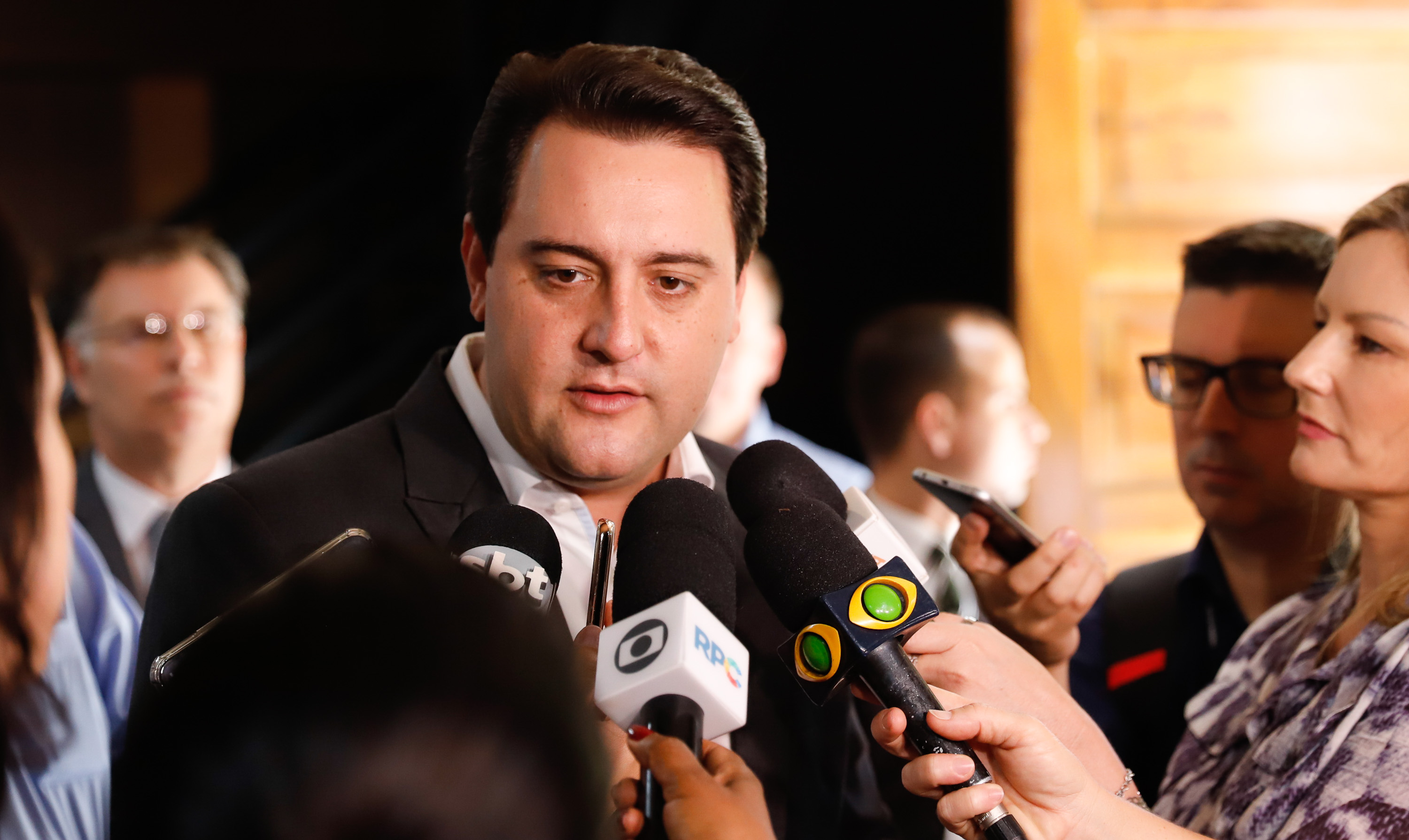 Maior complexo hospitalar público do Paraná, o Hospital do Trabalhador, em Curitiba, vai ganhar um novo ambulatório de especialidades médicas, ampliando a capacidade de 8 mil para 25 mil consultas por mês. O governador Carlos Massa Ratinho Júnior assinou nesta segunda-feira (04) a licitação para as obras do Ambulatório Médico de Especialidades da Kennedy. Serão investidos R$ 8,8 milhões pelo Governo do Estado para a aumentar a oferta de serviços.